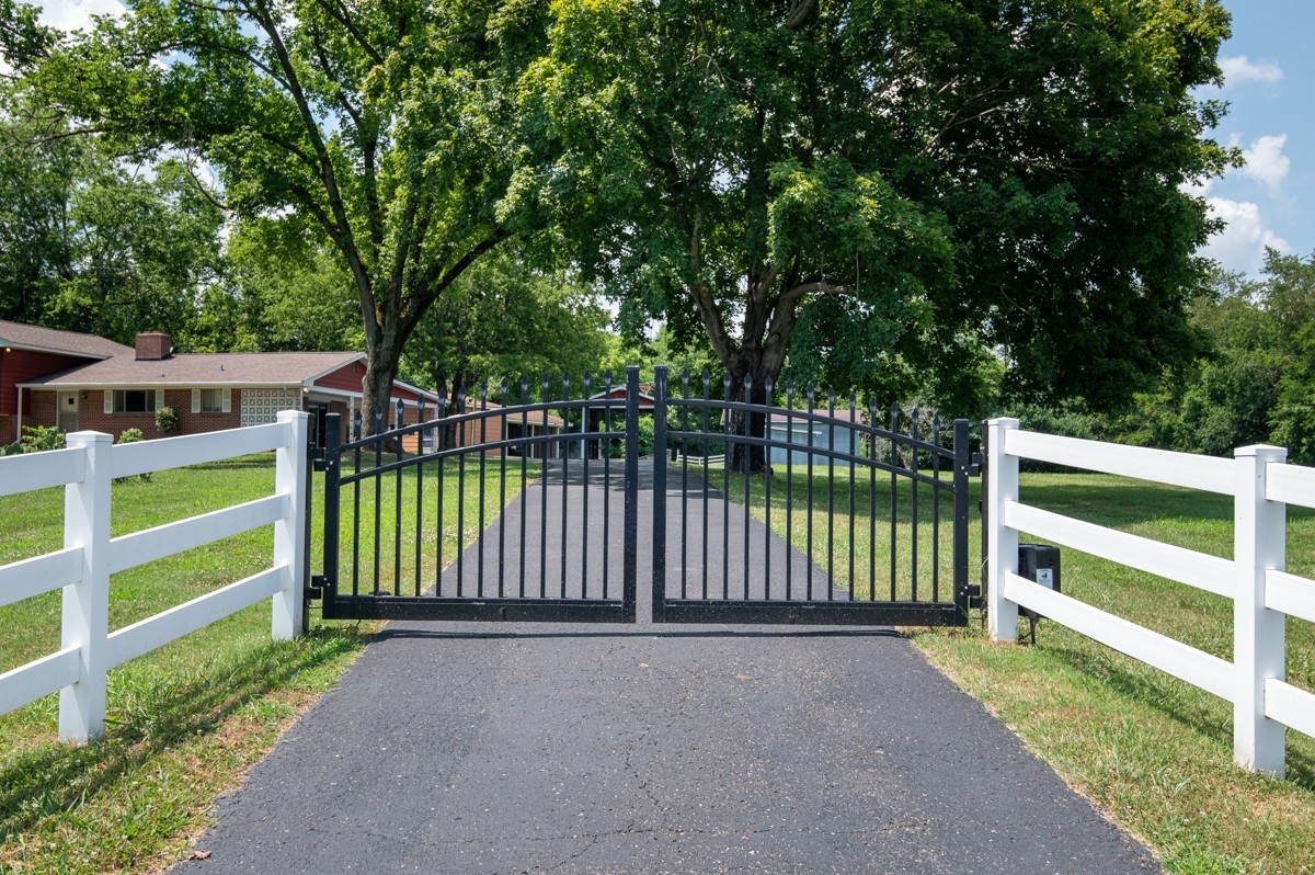 1386 Long Hollow Pike, Gallatin, TN 37066