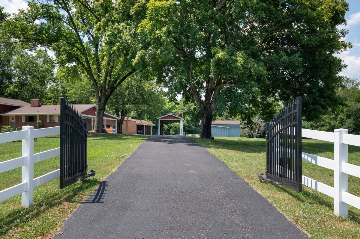 1386 Long Hollow Pike, Gallatin, TN 37066