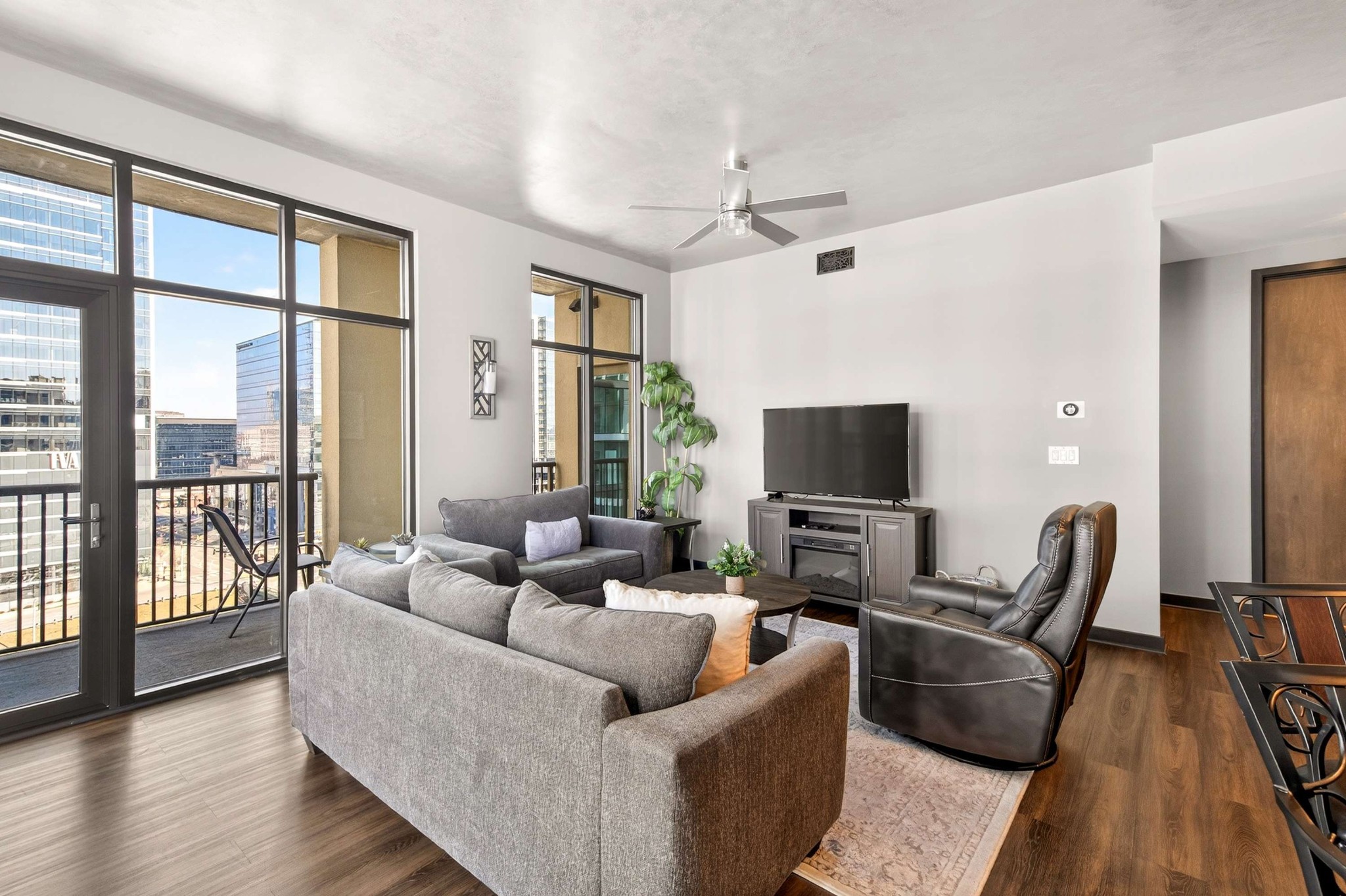 1510 Demonbreun St #904, Nashville, TN 37203