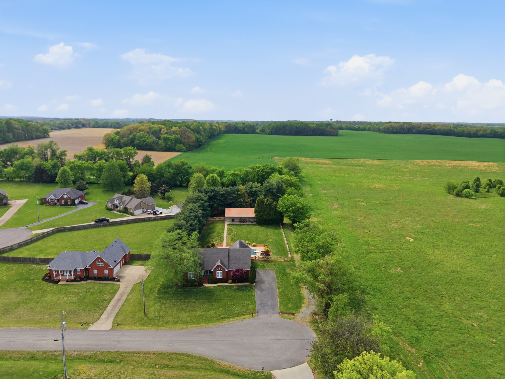 1013 Weiss Rd, Cottontown, TN 37048