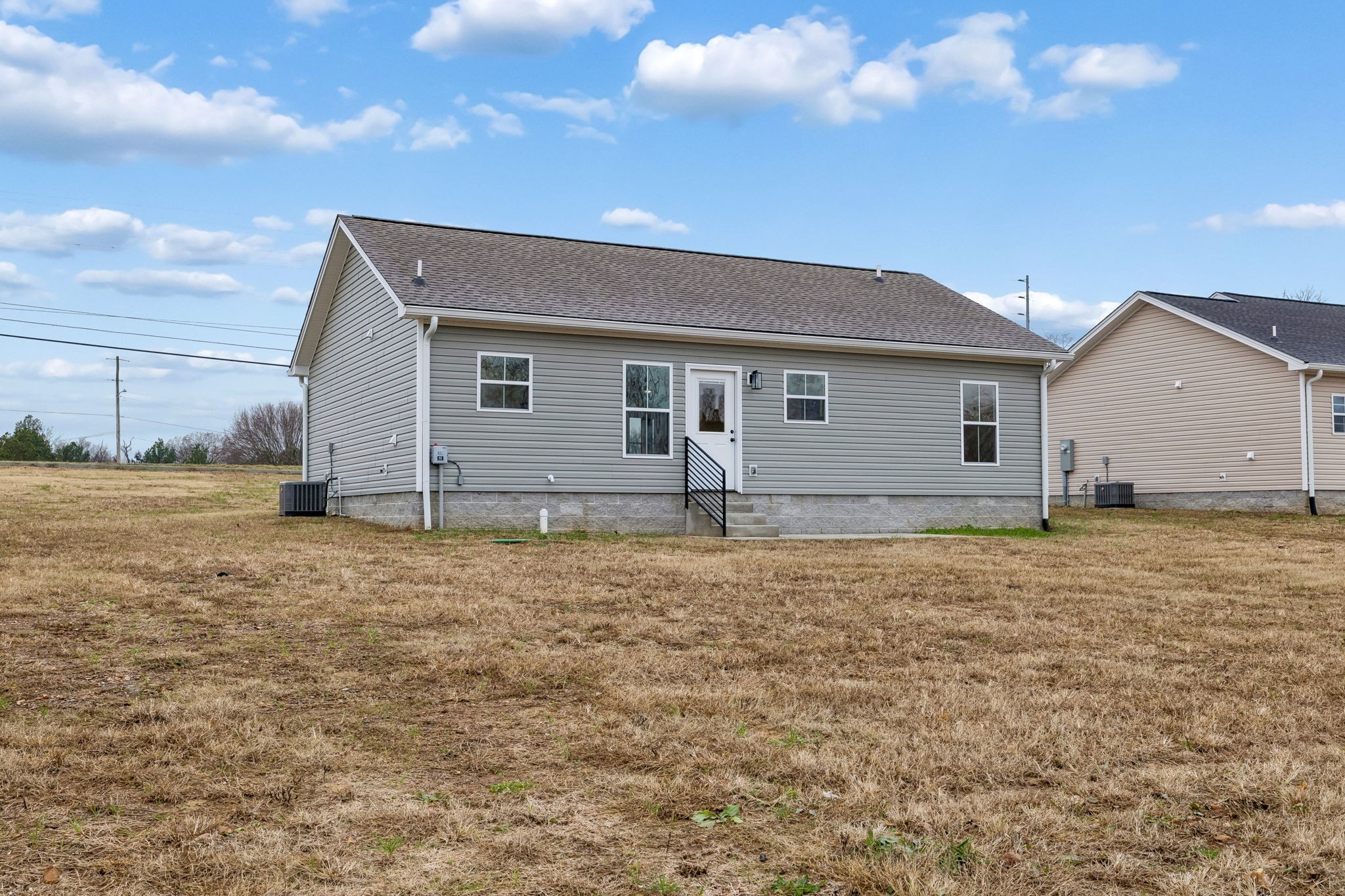 1035 Landing Ln, Adams, TN 37010