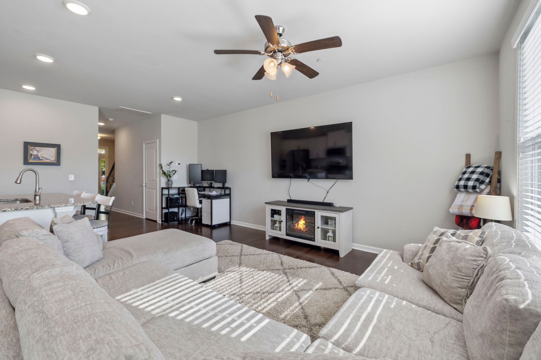 422 Manor Row, Pleasant View, TN 37146