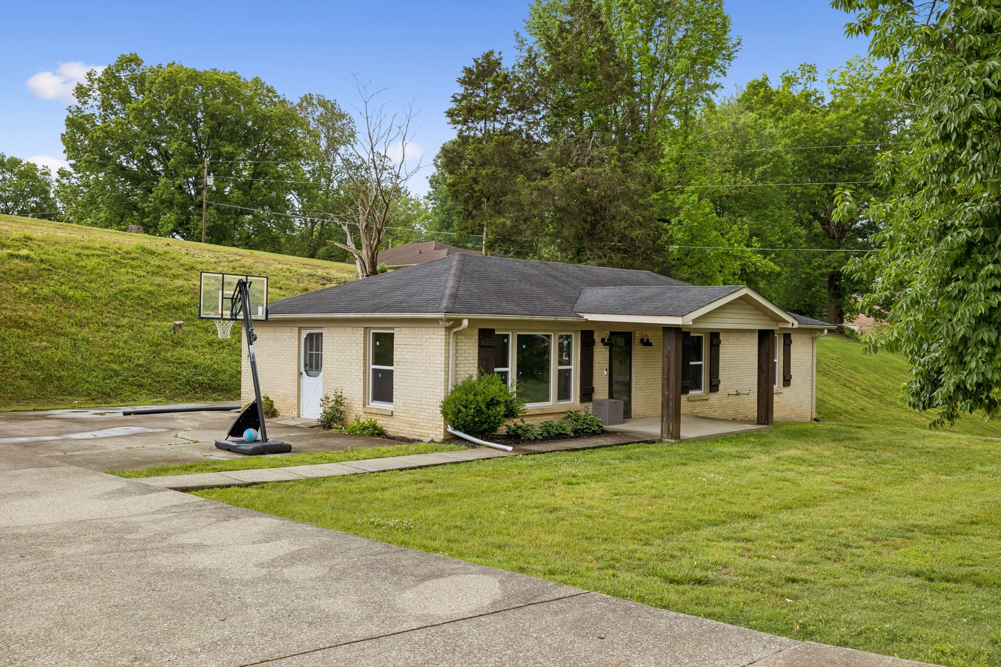 514 College Ave E, Carthage, TN 37030