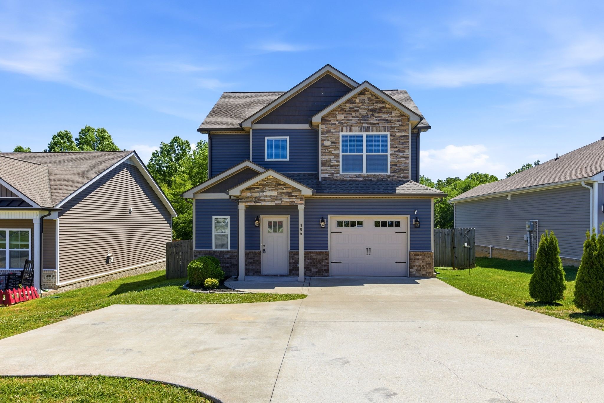 306 College St, Burns, TN 37029