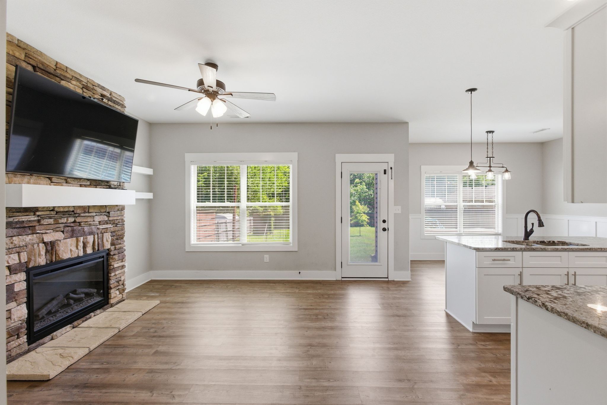 306 College St, Burns, TN 37029