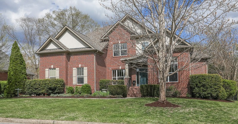 1060 Dorset Dr, Hendersonville, TN 37075