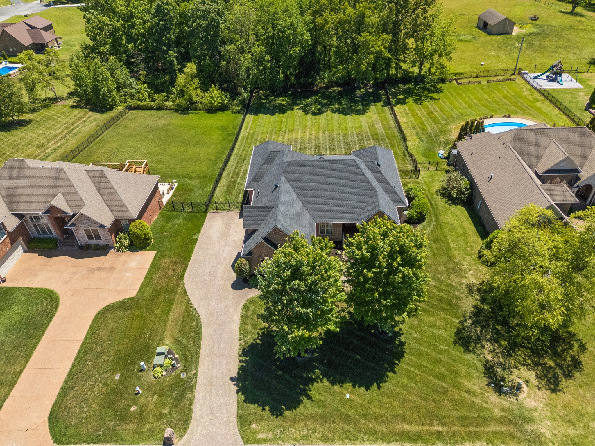 1038 Briarwood Dr, Cottontown, TN 37048