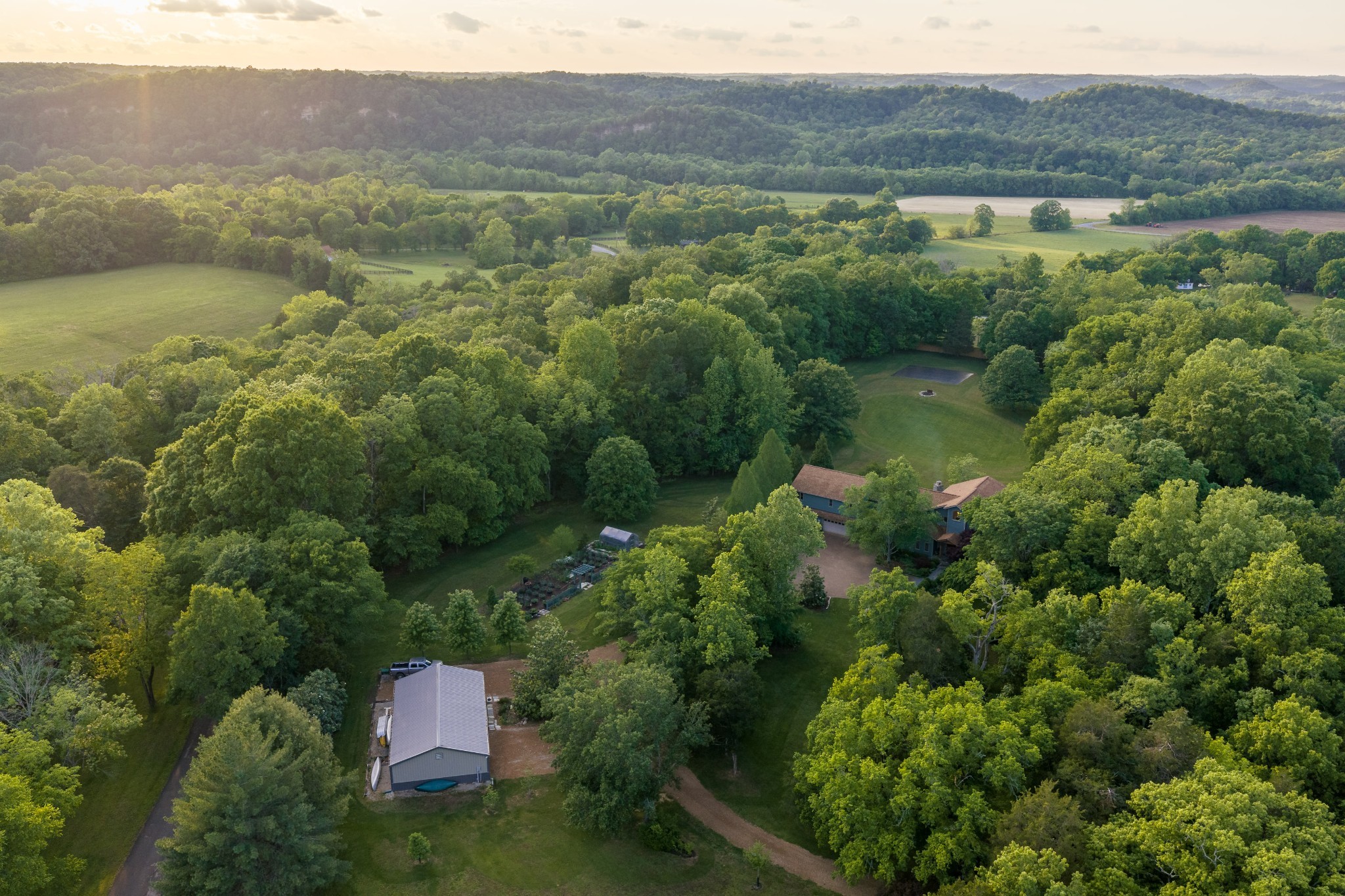 1098 Fred Gibbs Rd, White Bluff, TN 37187