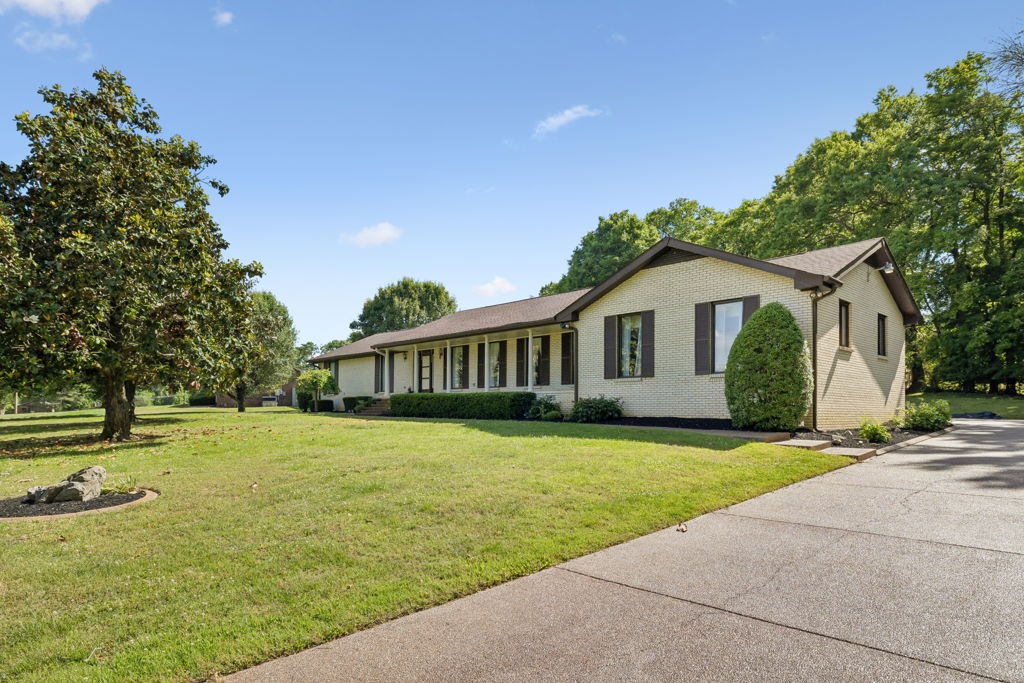 500 Lakeshore Dr, Old Hickory, TN 37138