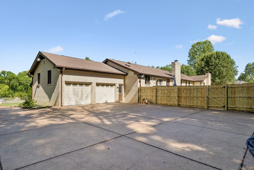 500 Lakeshore Dr, Old Hickory, TN 37138