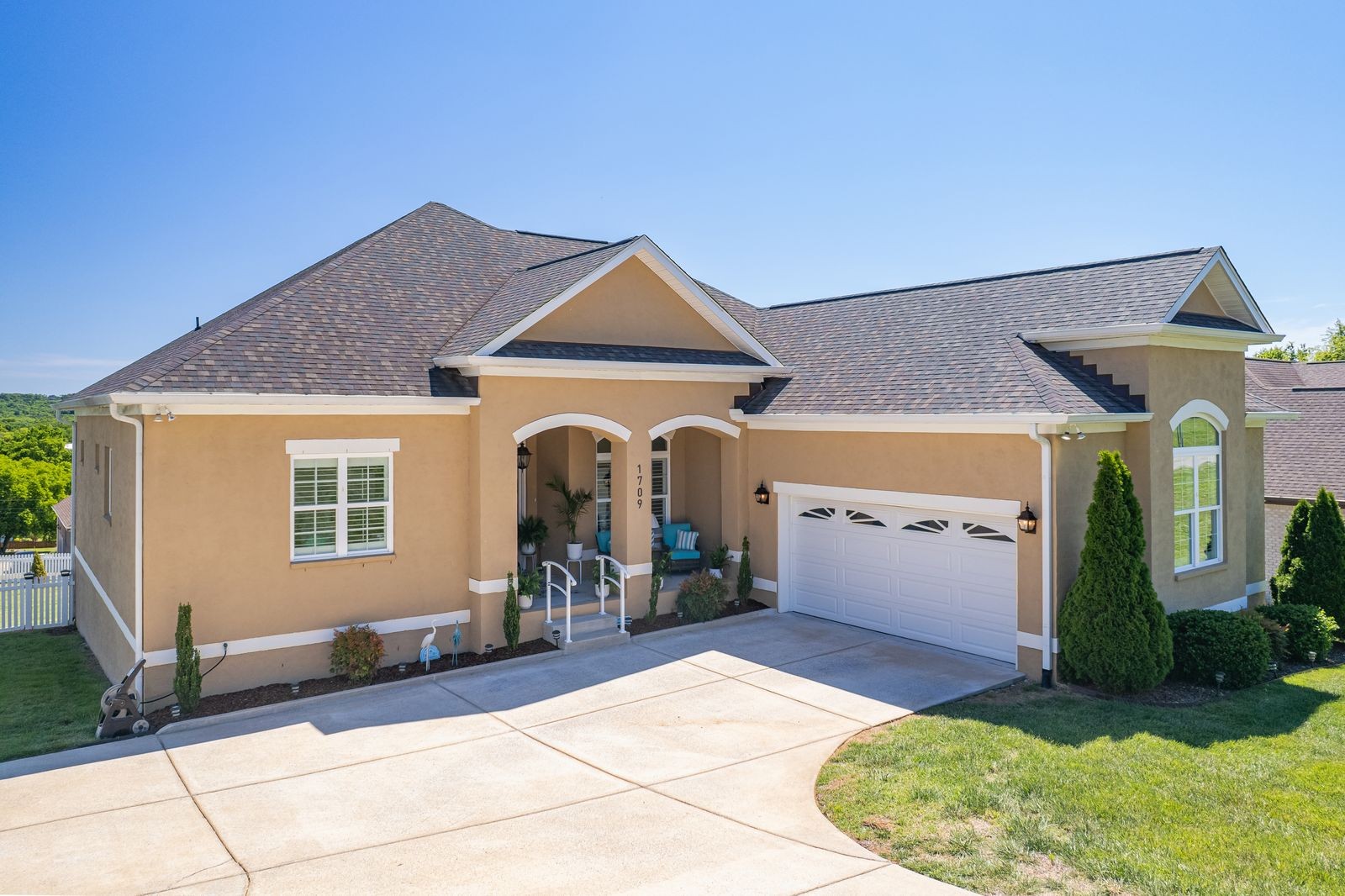 1709 Aster Dr, Columbia, TN 38401
