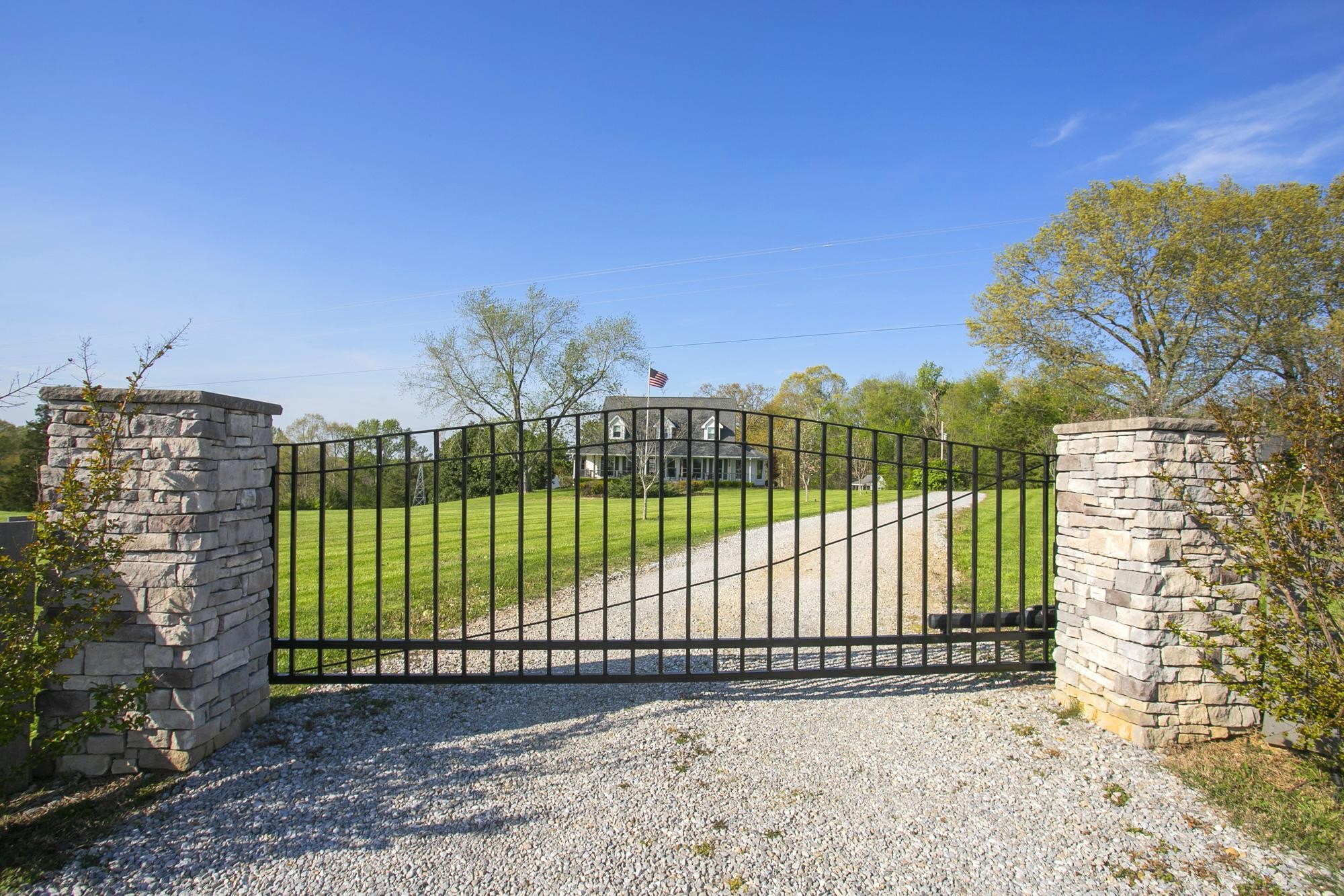 1043 Shelton Rd, Charlotte, TN 37036