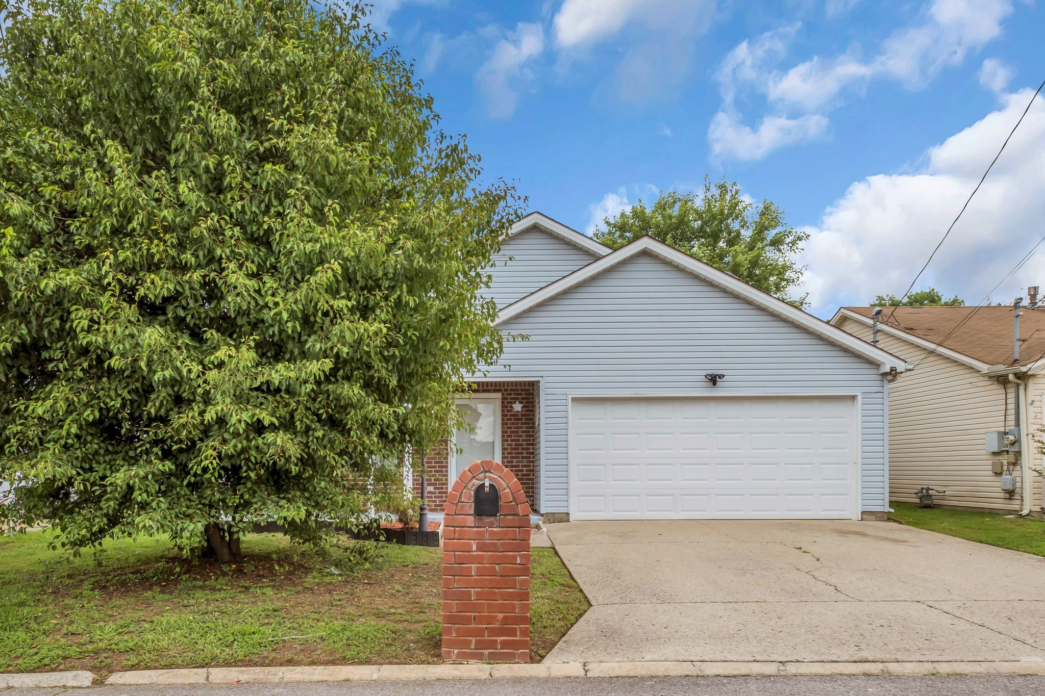 99 Edgehill Ln, Hendersonville, TN 37075