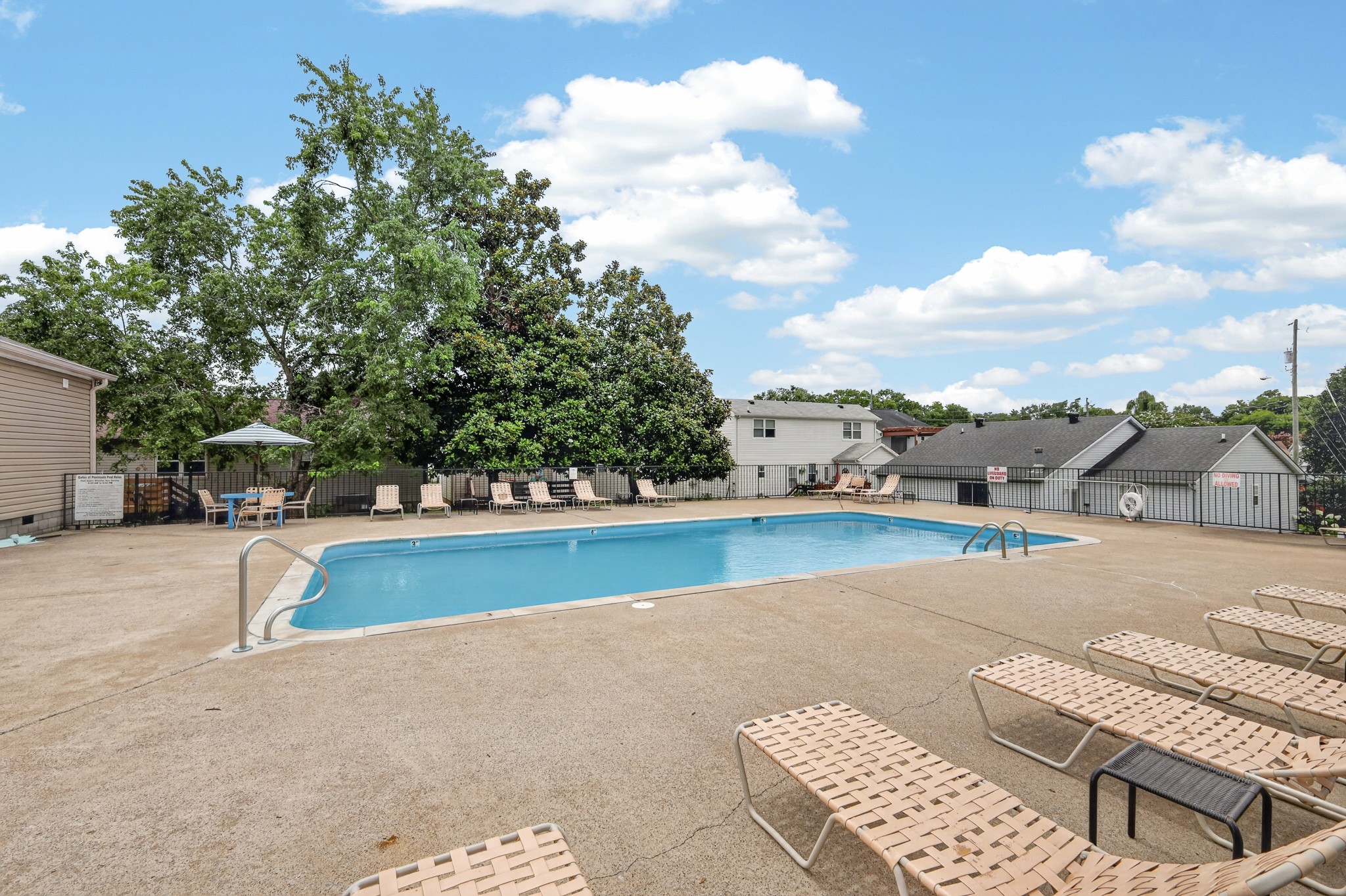 99 Edgehill Ln, Hendersonville, TN 37075