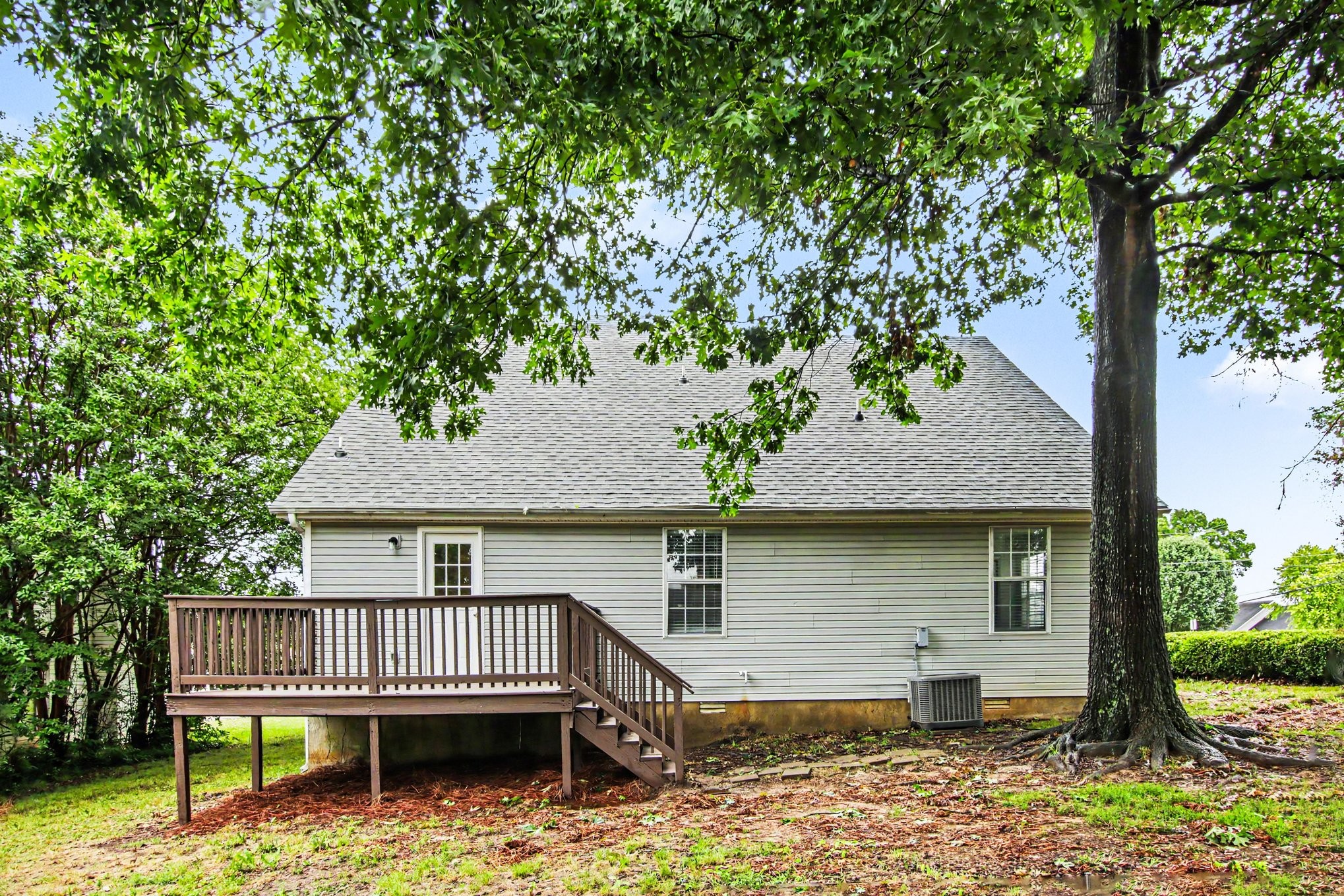 203 Blue Lake Ln, La Vergne, TN 37086