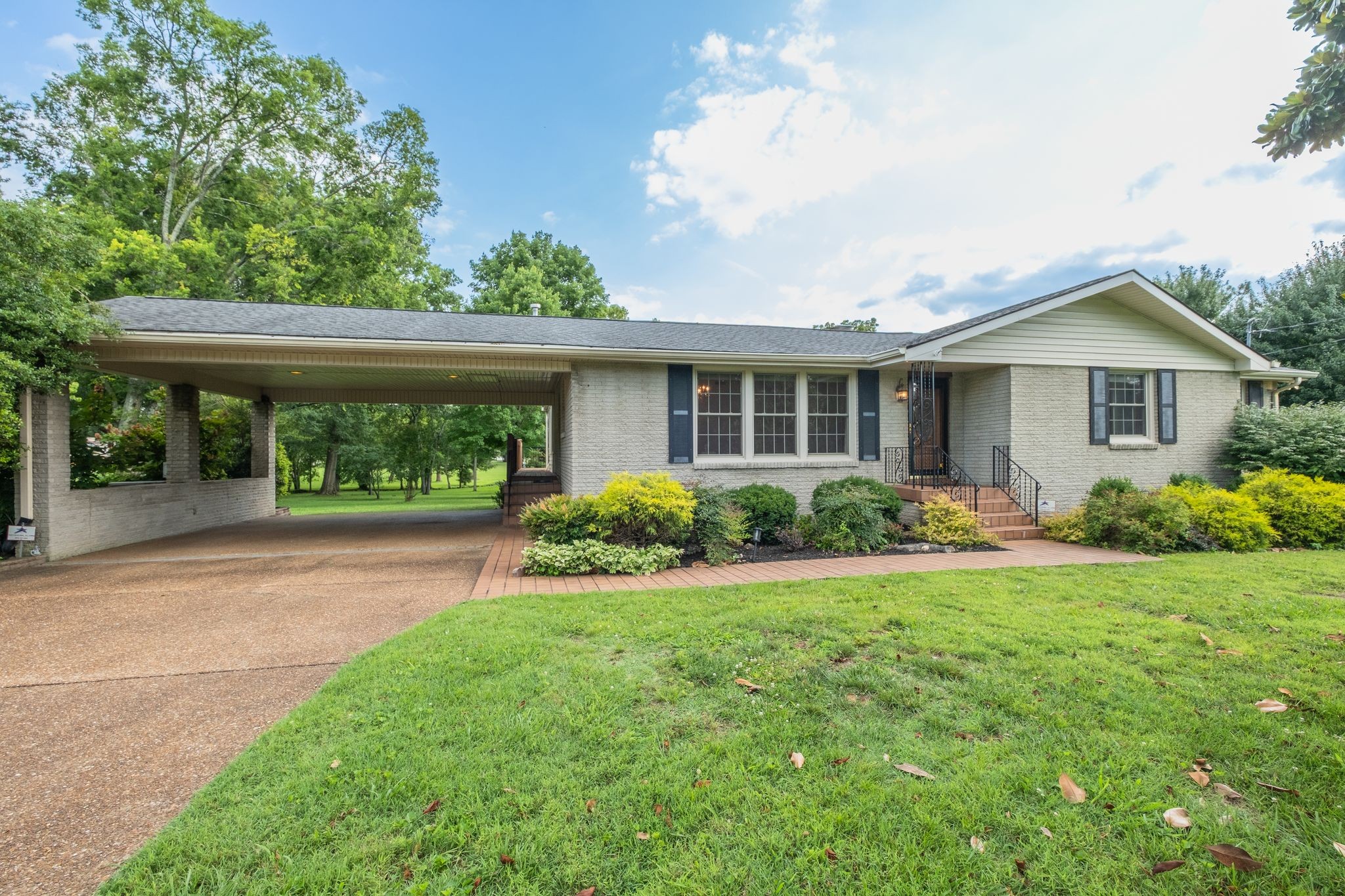 182 Cherokee Rd, Hendersonville, TN 37075