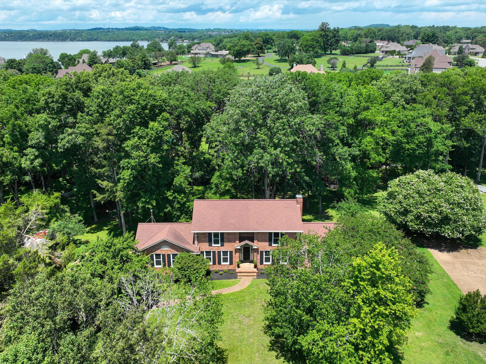 1718 Lake Grassland W, Gallatin, TN 37066