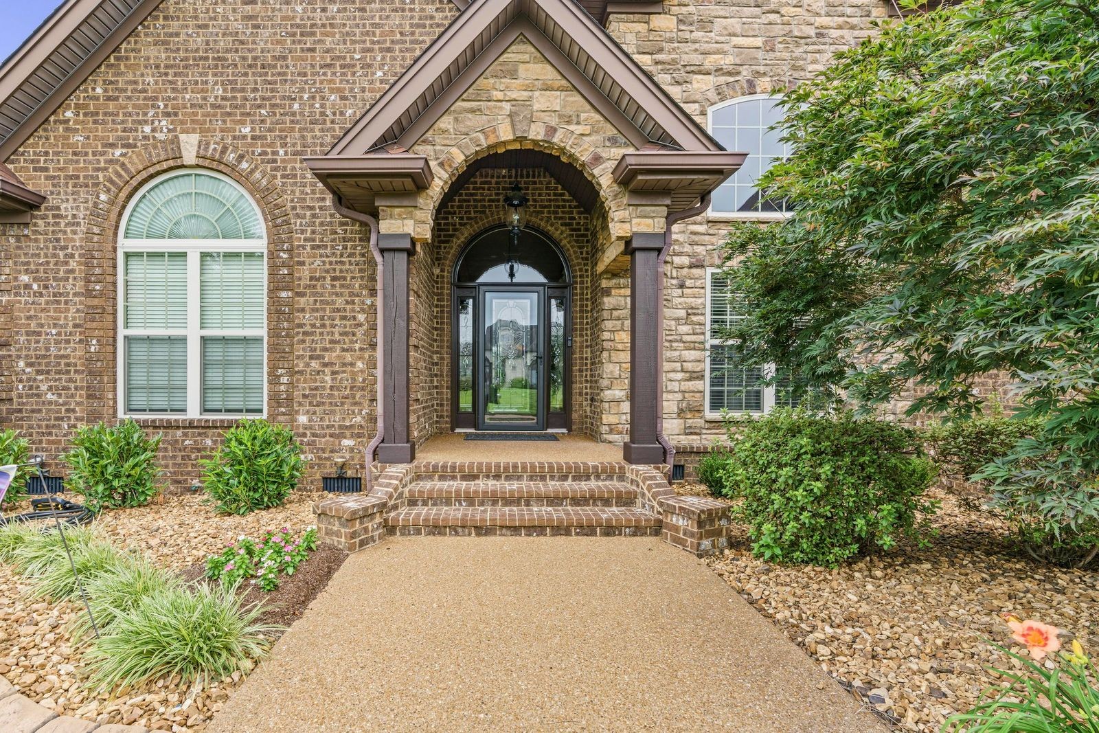 703 Farmington Dr, Lebanon, TN 37087