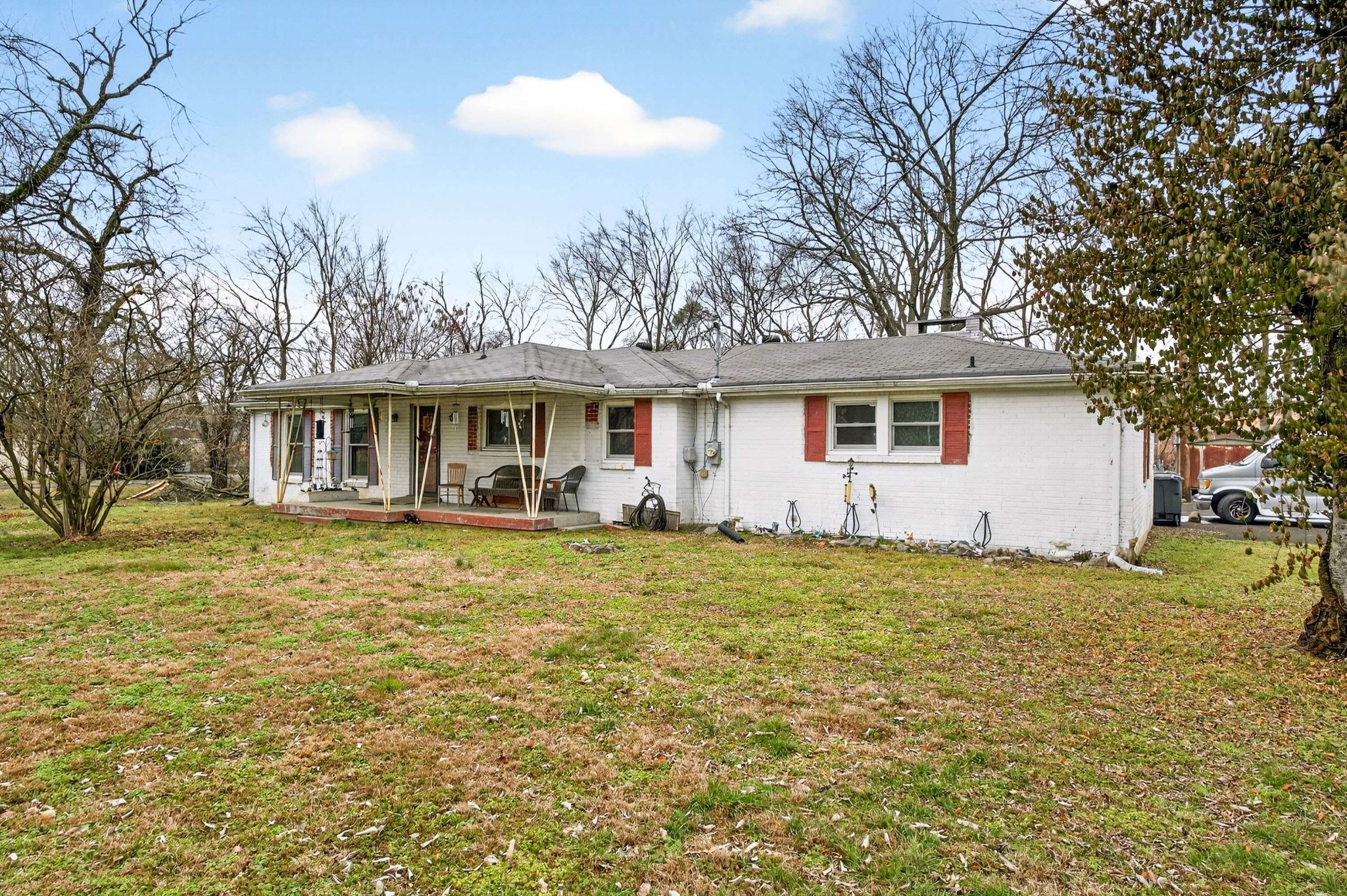 215 Ewing Dr, Nashville, TN 37207