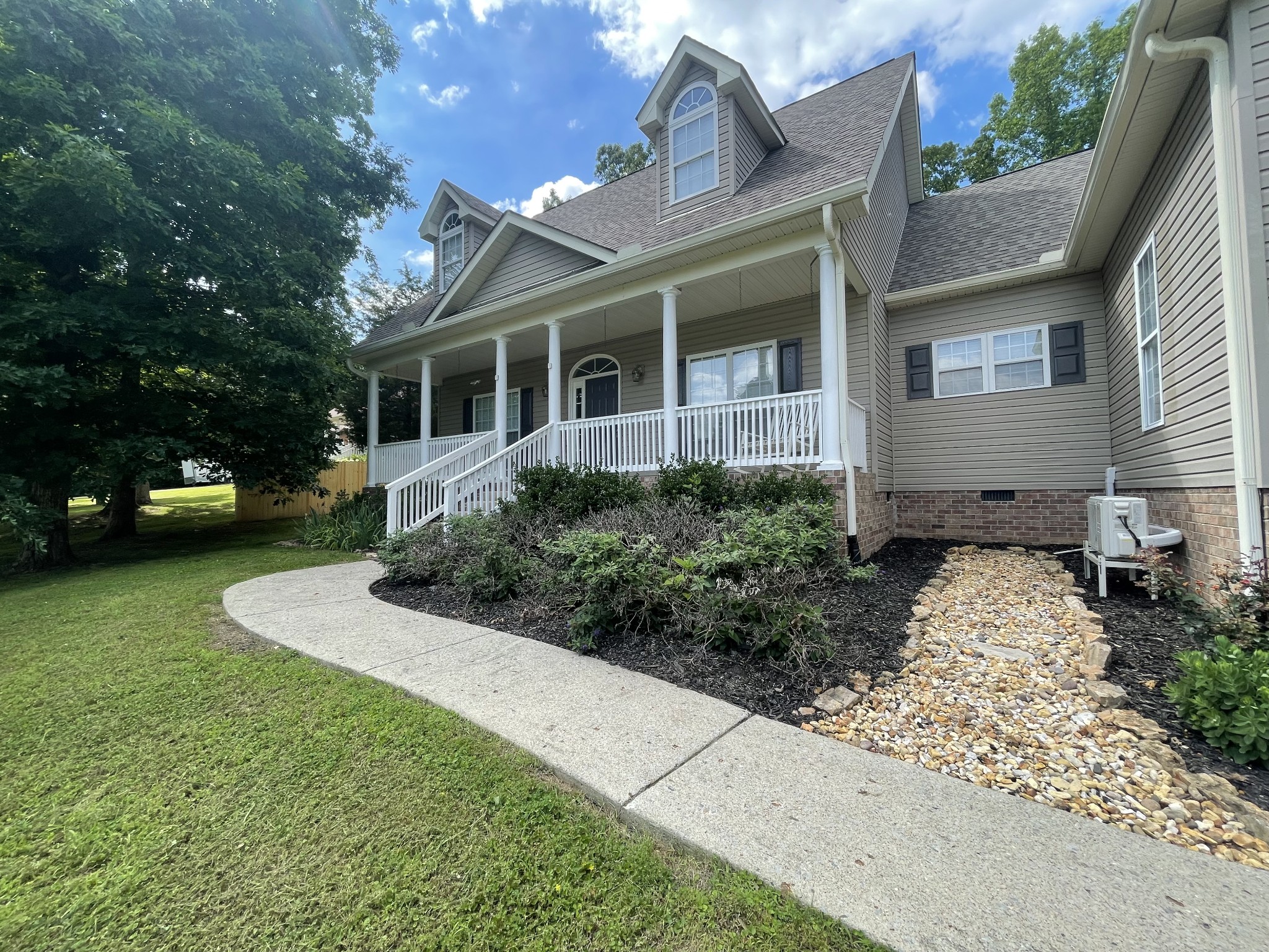 545 Red Fox Dr, Burns, TN 37029