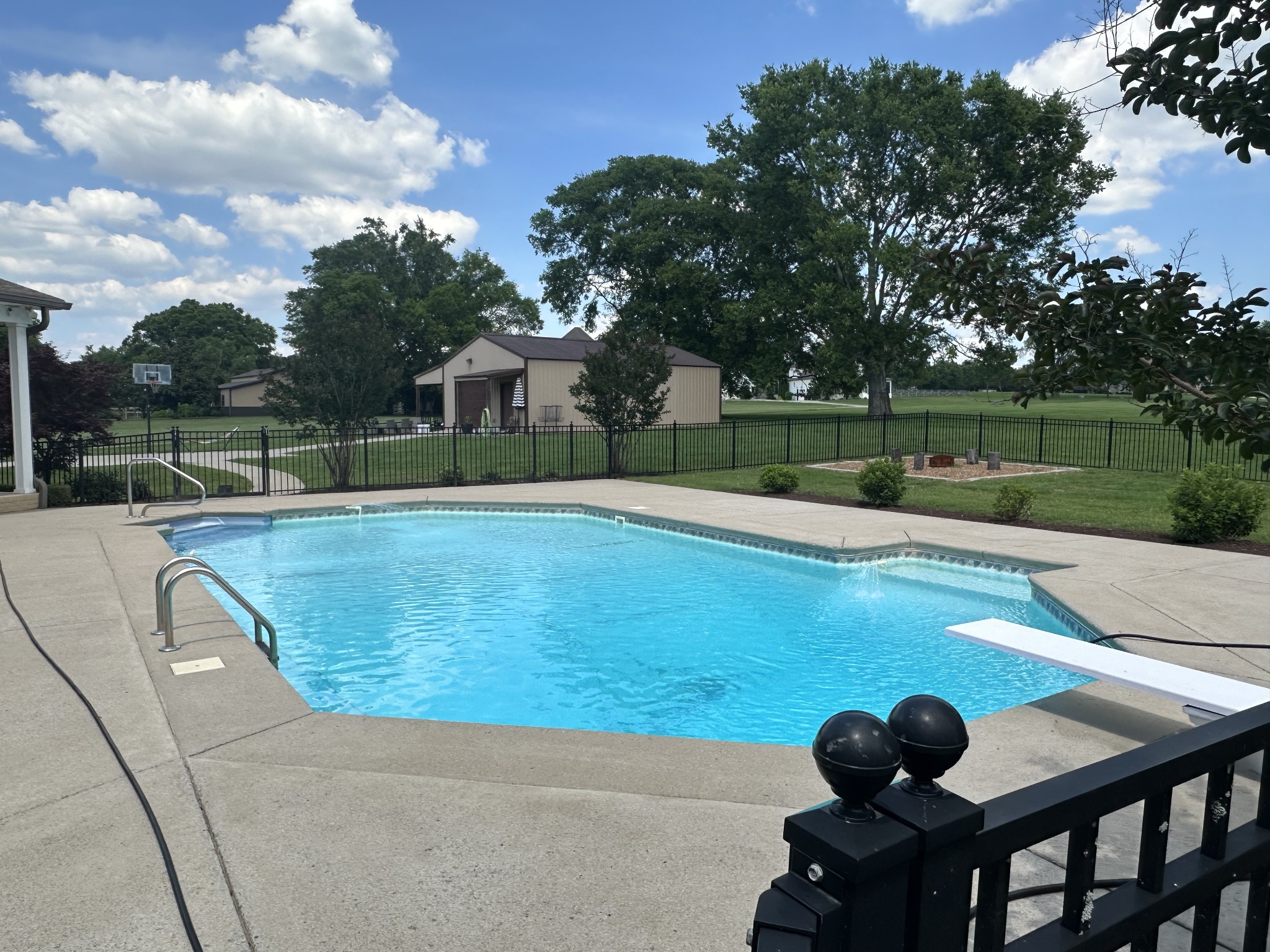 835 Douglas Bend Rd, Gallatin, TN 37066