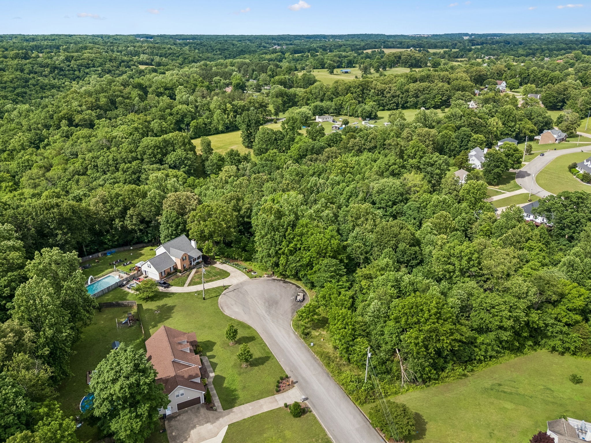 15 Rustling Oaks Ct, Pleasant View, TN 37146