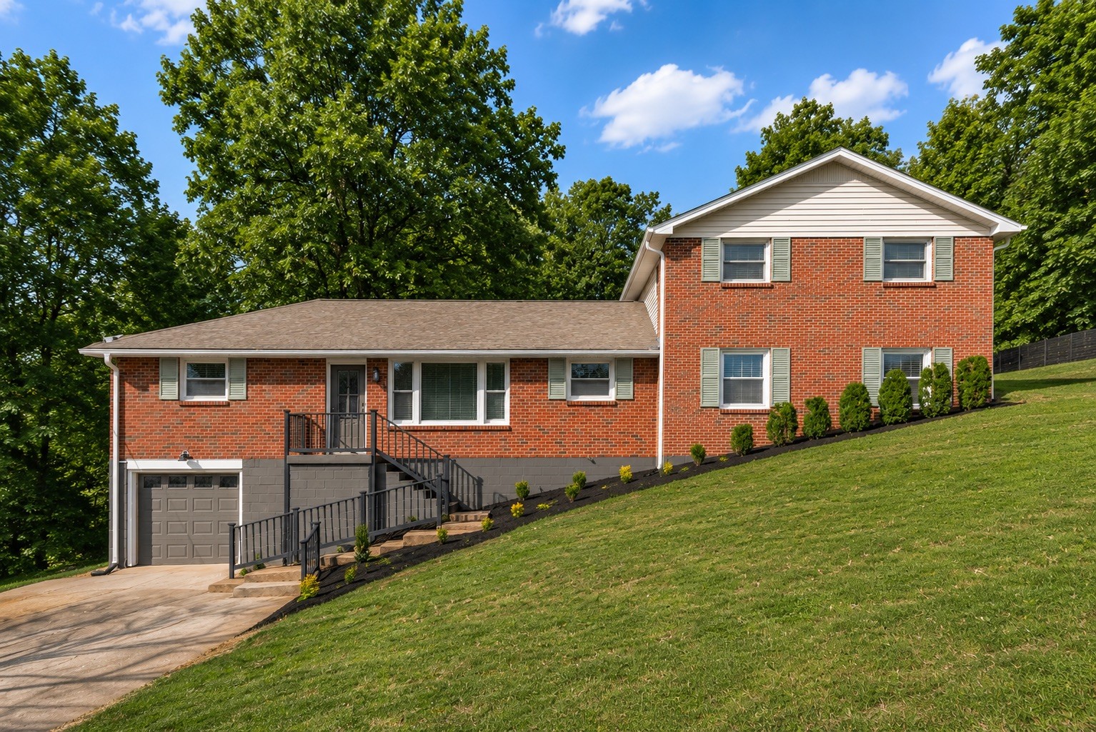 1320 Bellshire Dr, Nashville, TN 37207