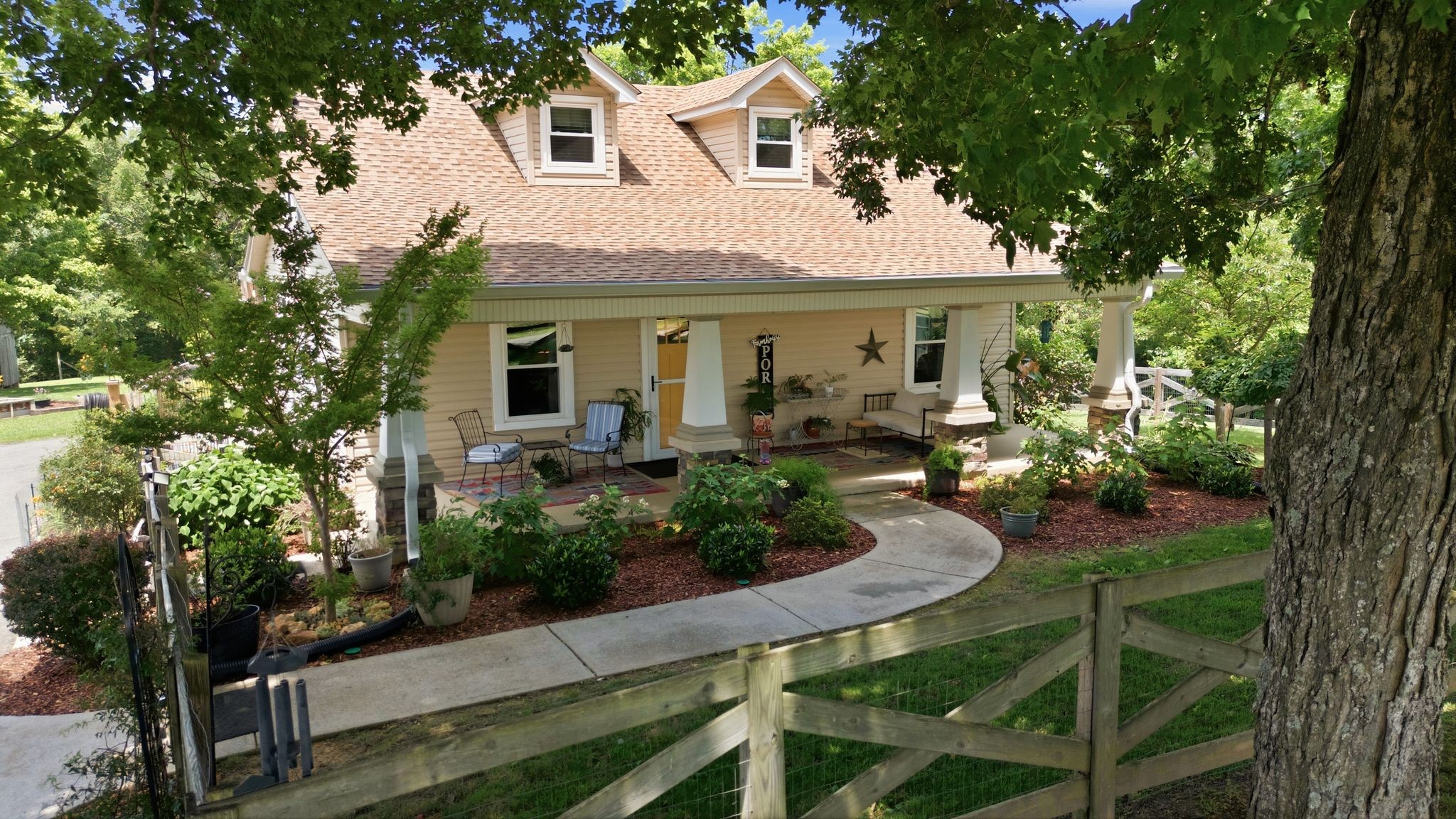 1300 Oak Grove Rd, Dickson, TN 37055