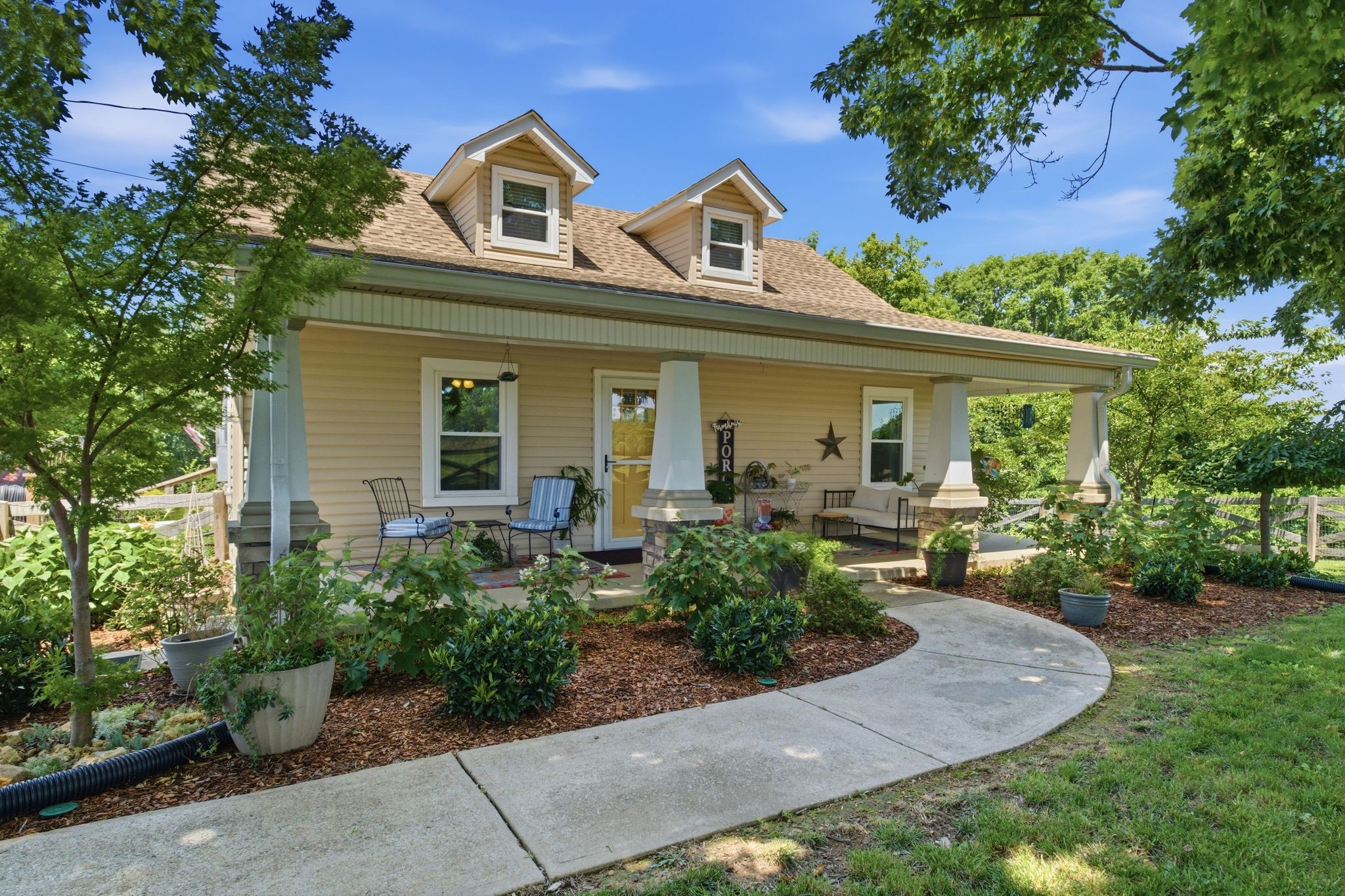 1300 Oak Grove Rd, Dickson, TN 37055