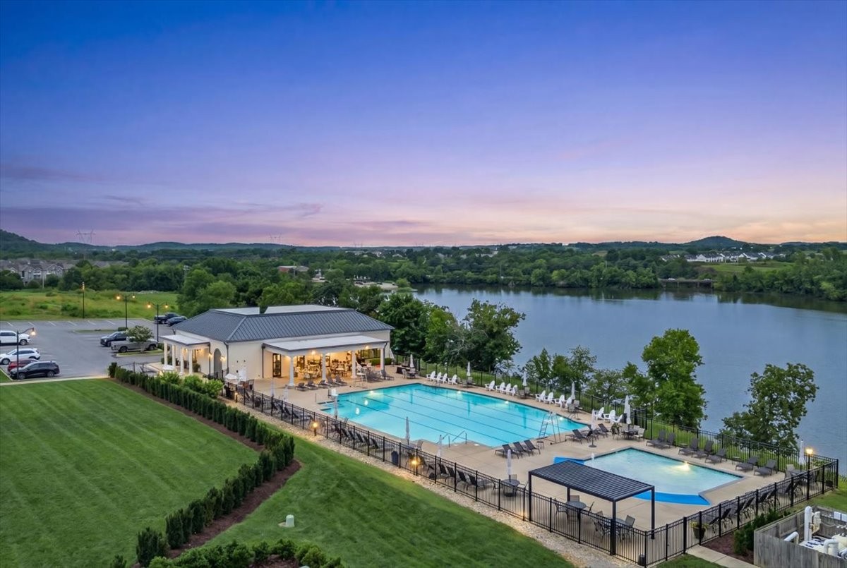1024 Club View Dr #E301, Gallatin, TN 37066
