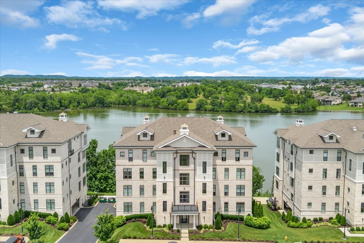 1024 Club View Dr #E301, Gallatin, TN 37066