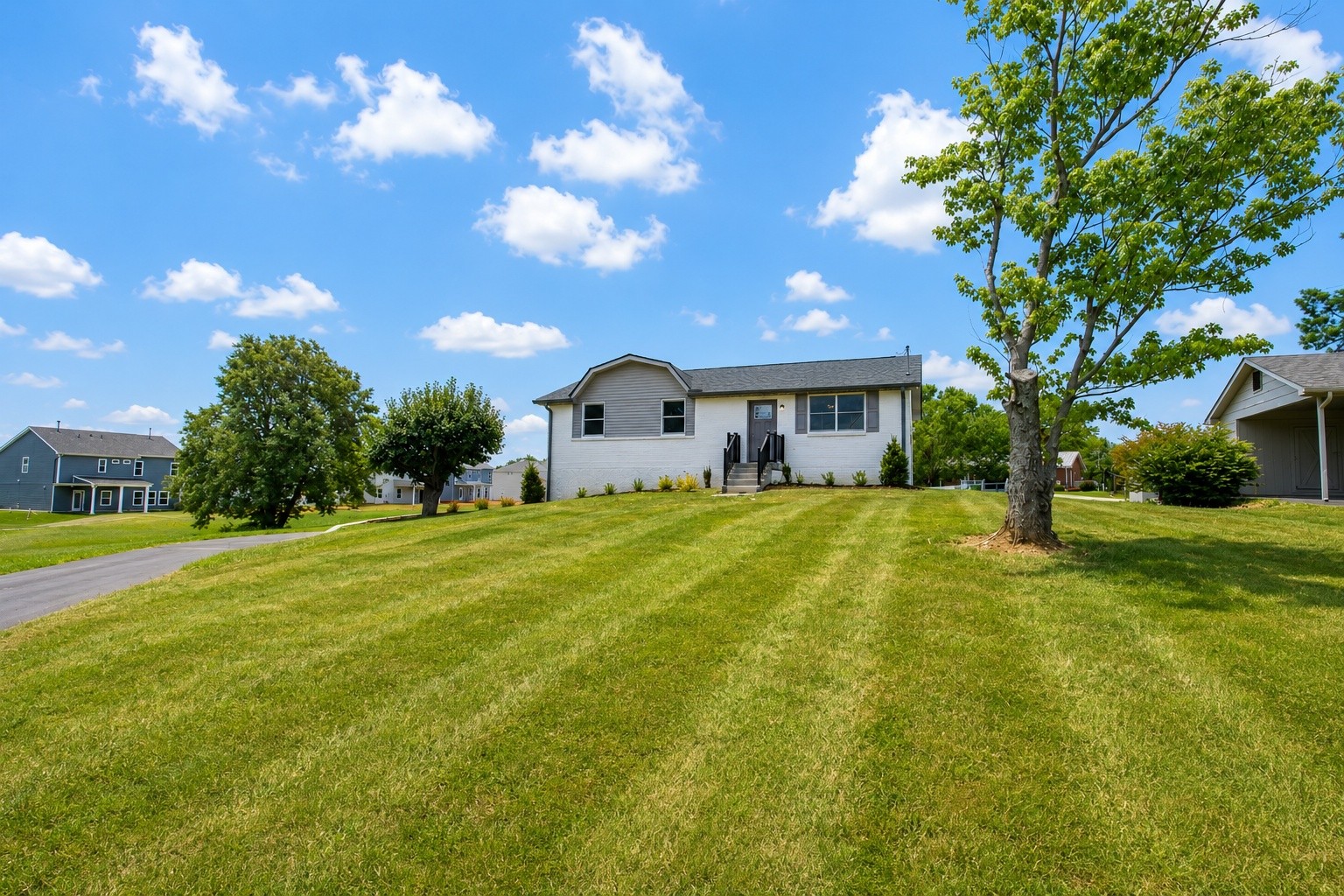 708 Volunteer Dr, White House, TN 37188