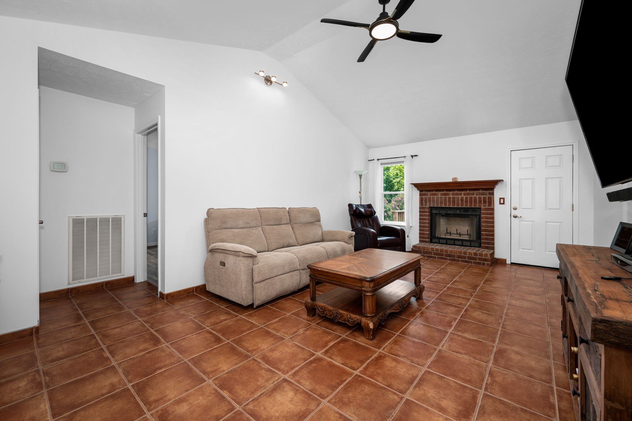 610 Nearlake Ct, La Vergne, TN 37086