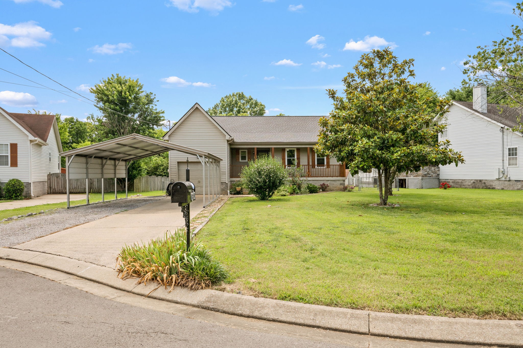 610 Nearlake Ct, La Vergne, TN 37086