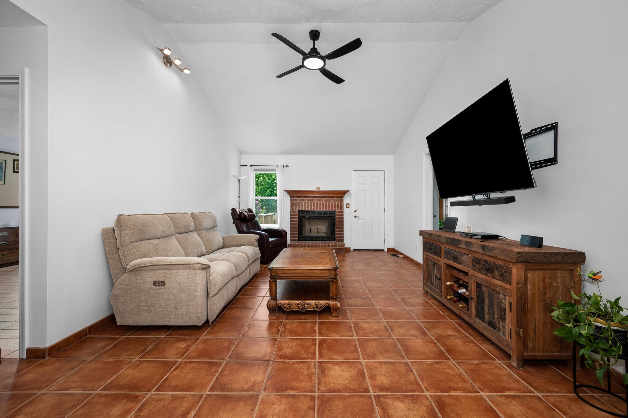 610 Nearlake Ct, La Vergne, TN 37086