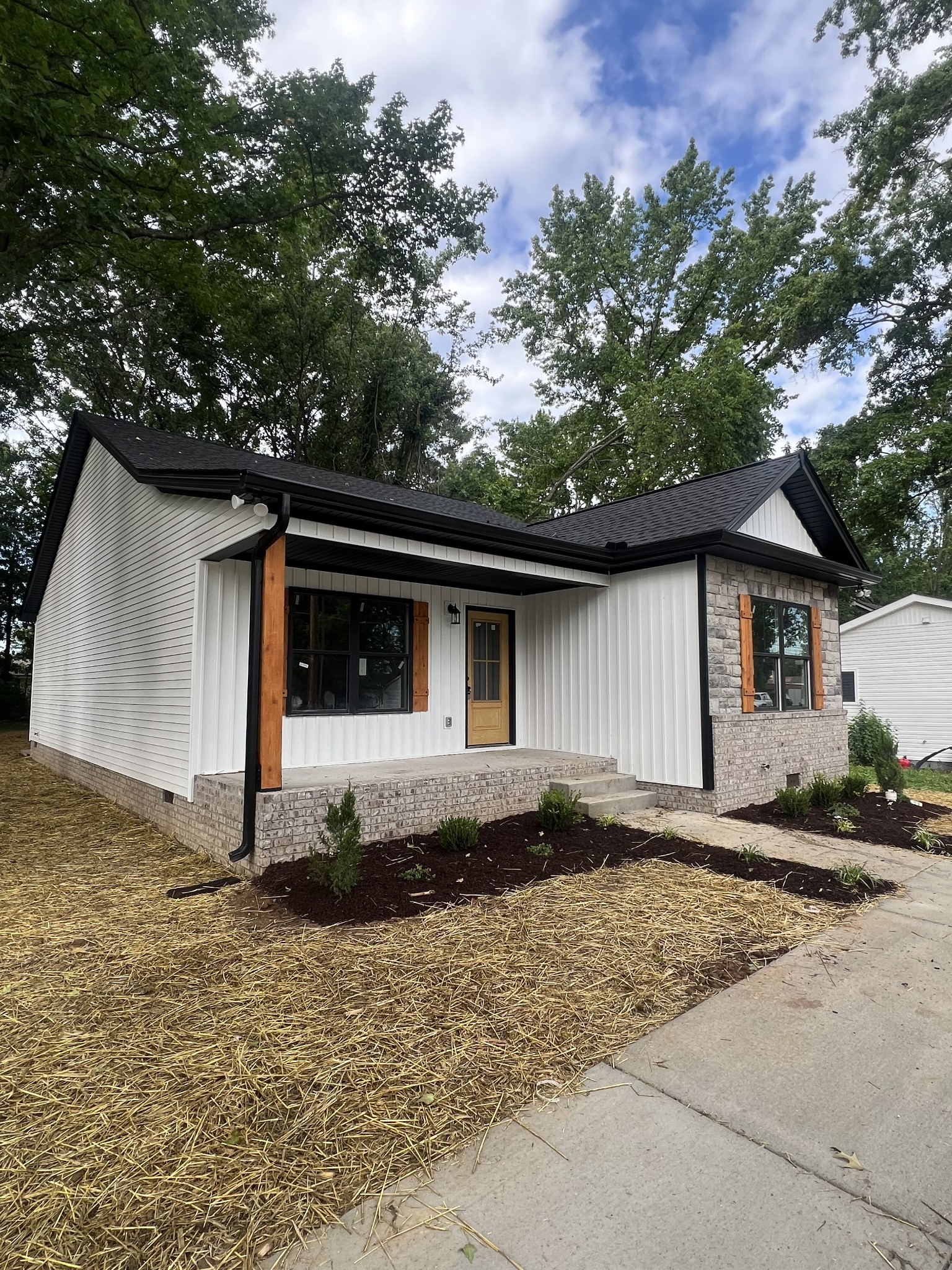 208 Strawberry St, Portland, TN 37148