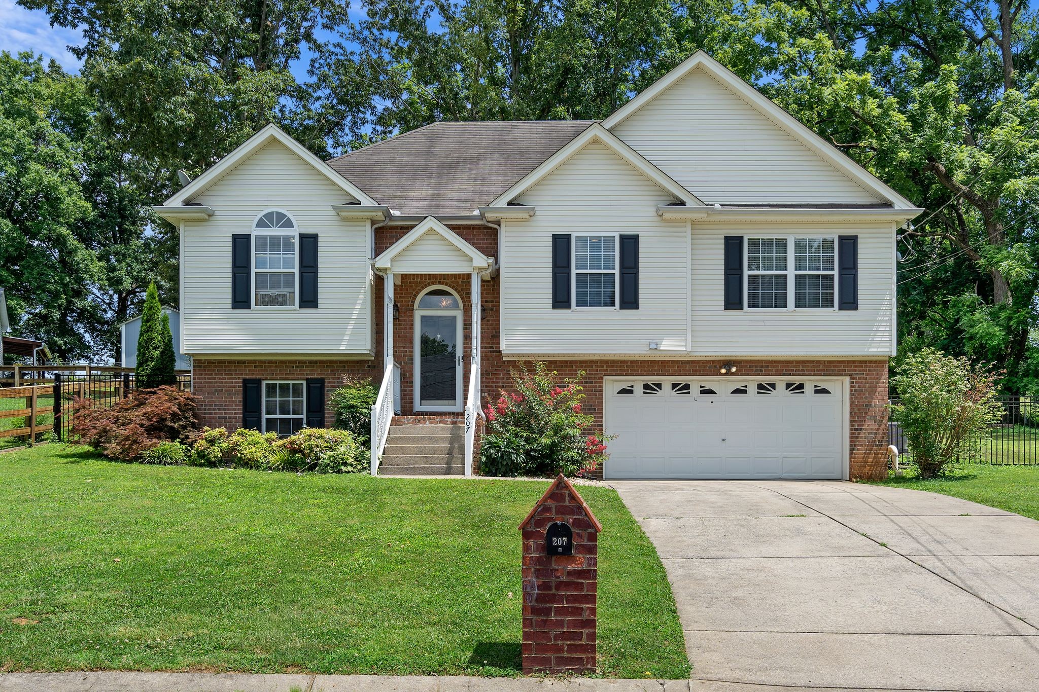 207 S Aztec Dr, White House, TN 37188