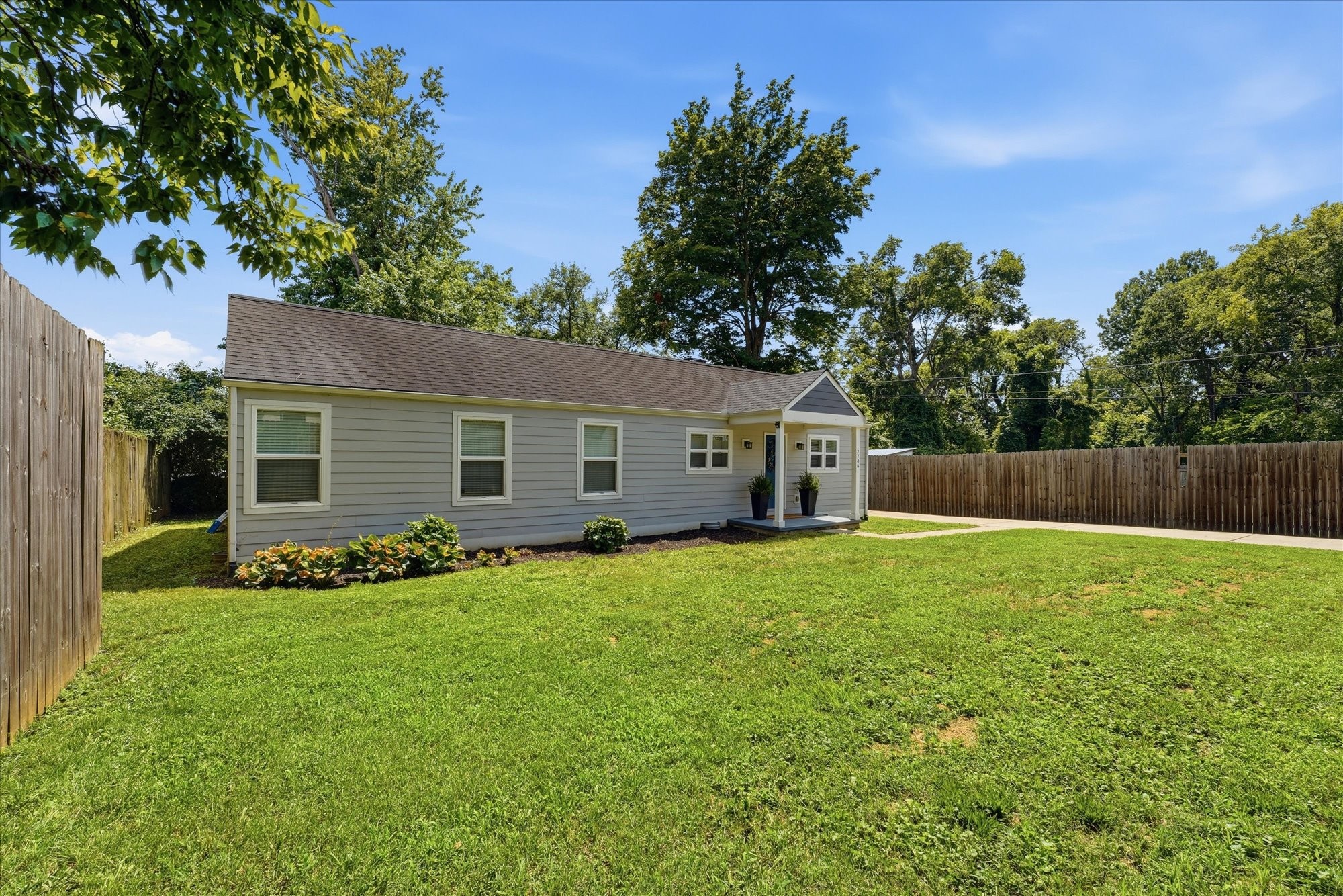 2706B Brunswick Dr, Nashville, TN 37207