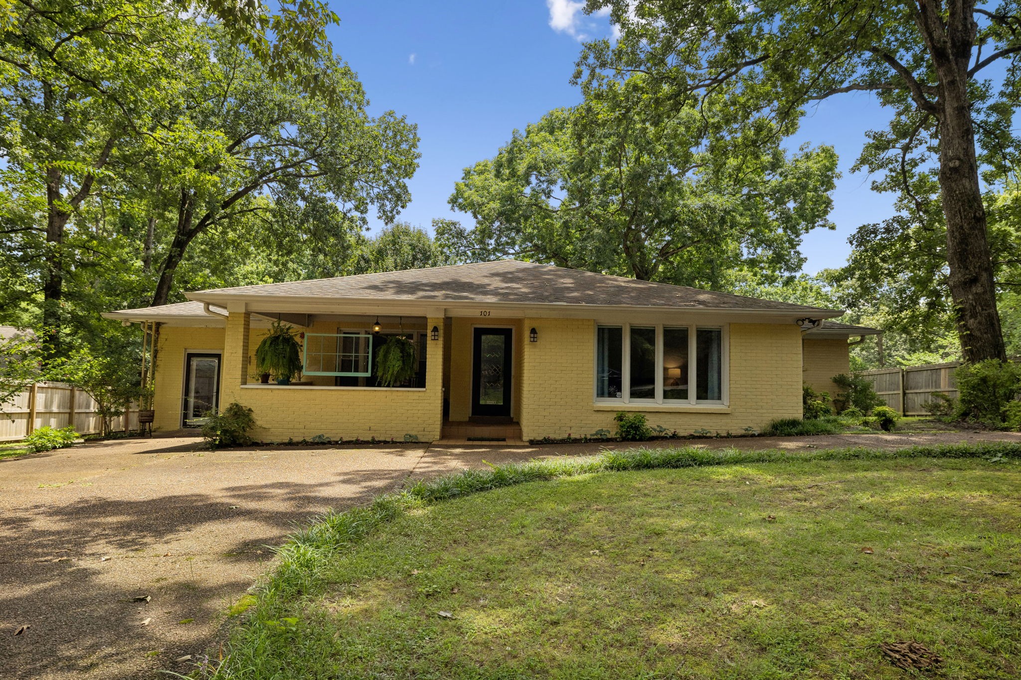 101 W Hills Ter, Dickson, TN 37055