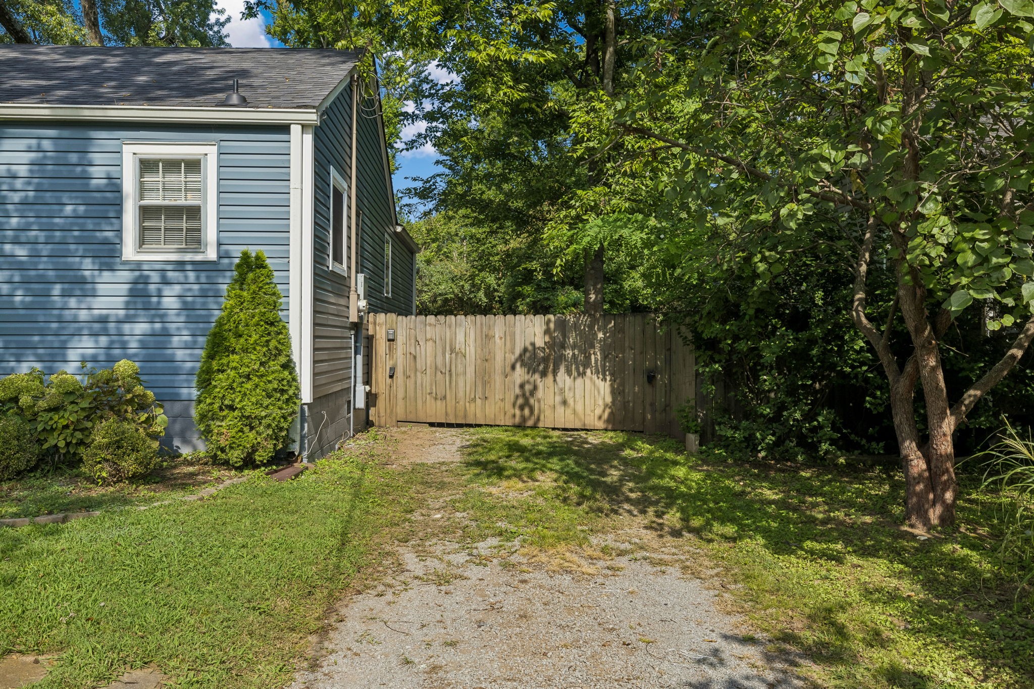 1032 Horseshoe Dr, Nashville, TN 37216