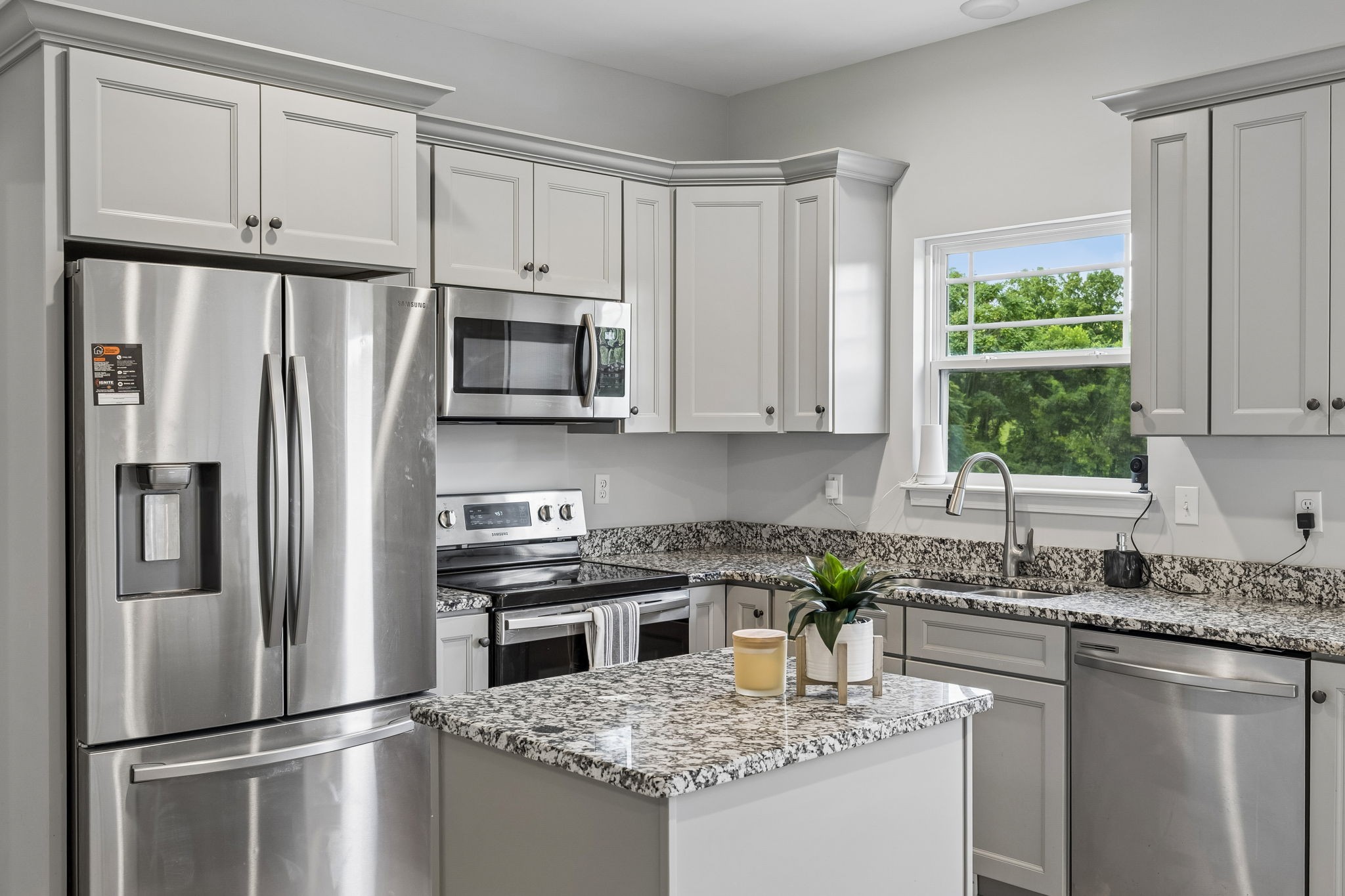 677 Steele Rd, Charlotte, TN 37036