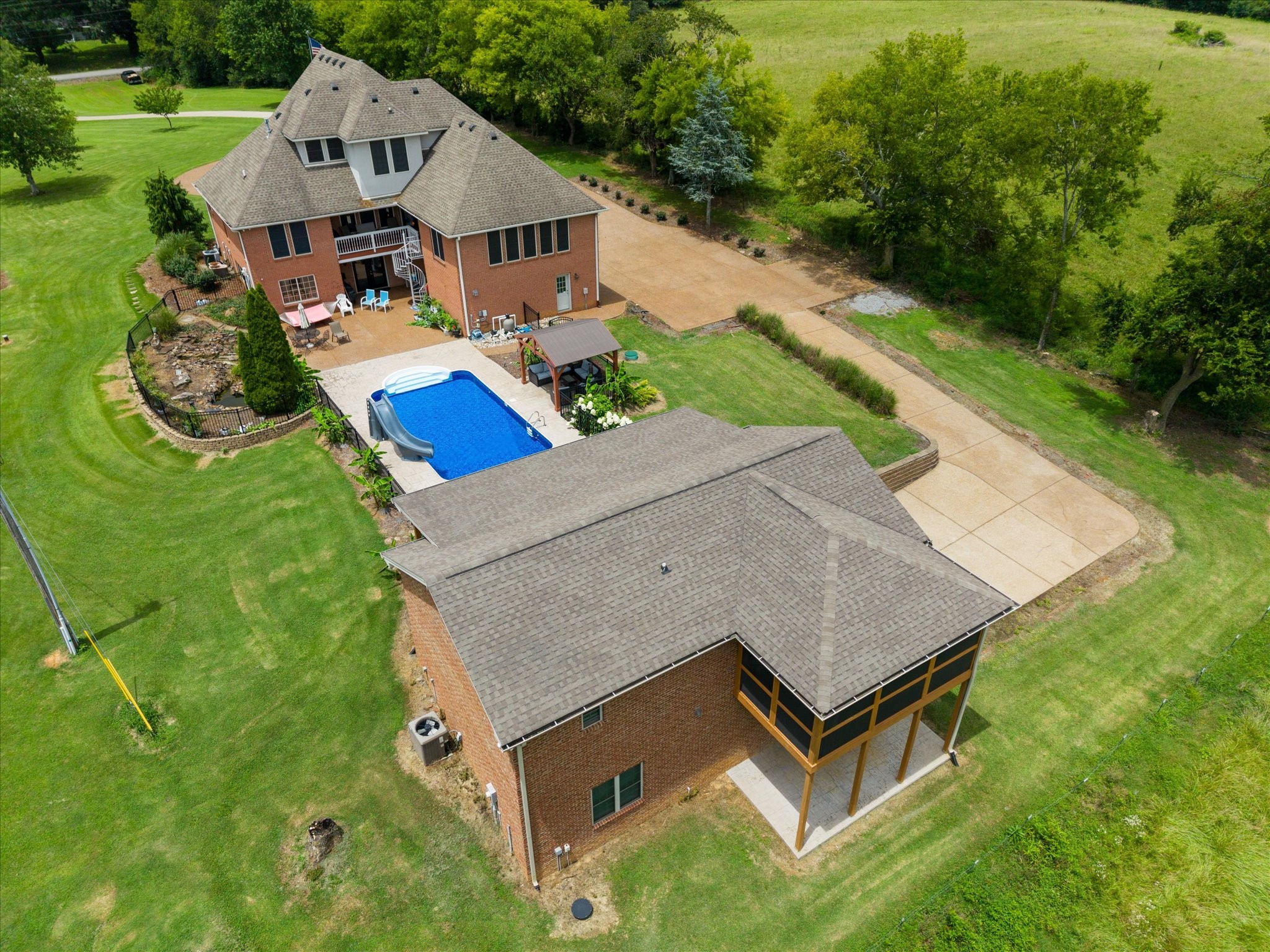 2155 Lake Rd, Greenbrier, TN 37073