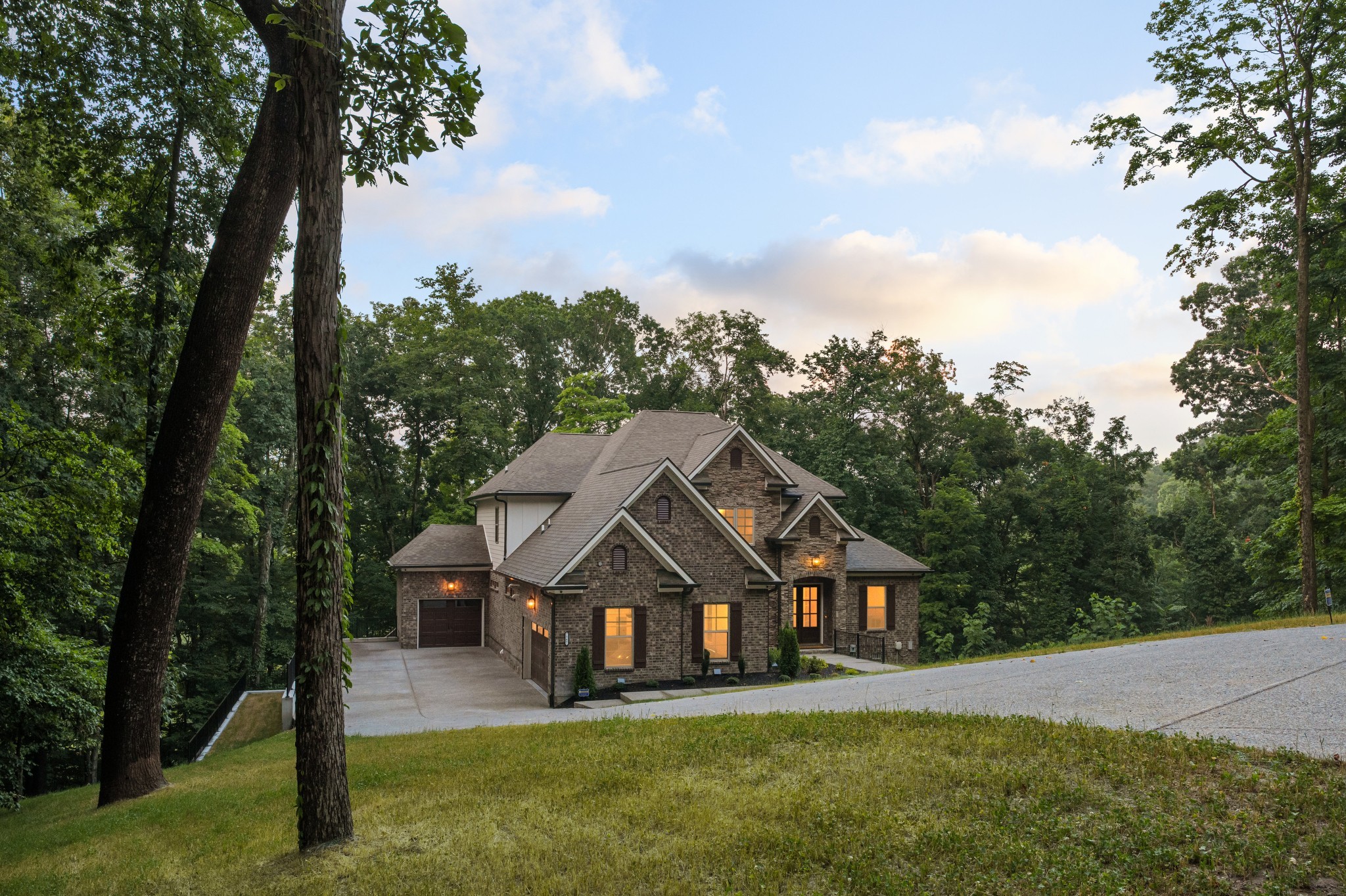 7567 Hallows Dr, Nashville, TN 37221
