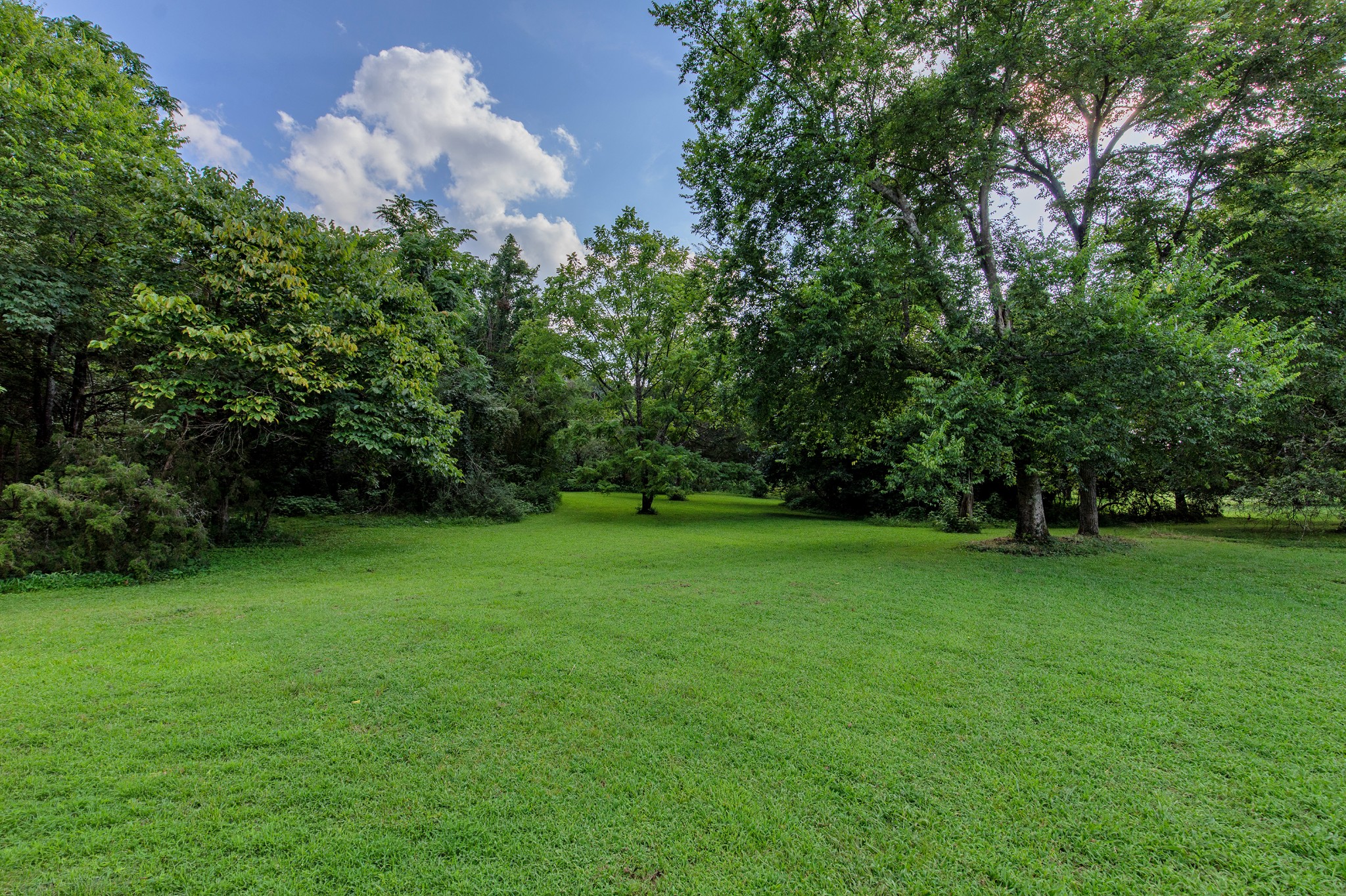 557 Peach Valley Rd, Gallatin, TN 37066