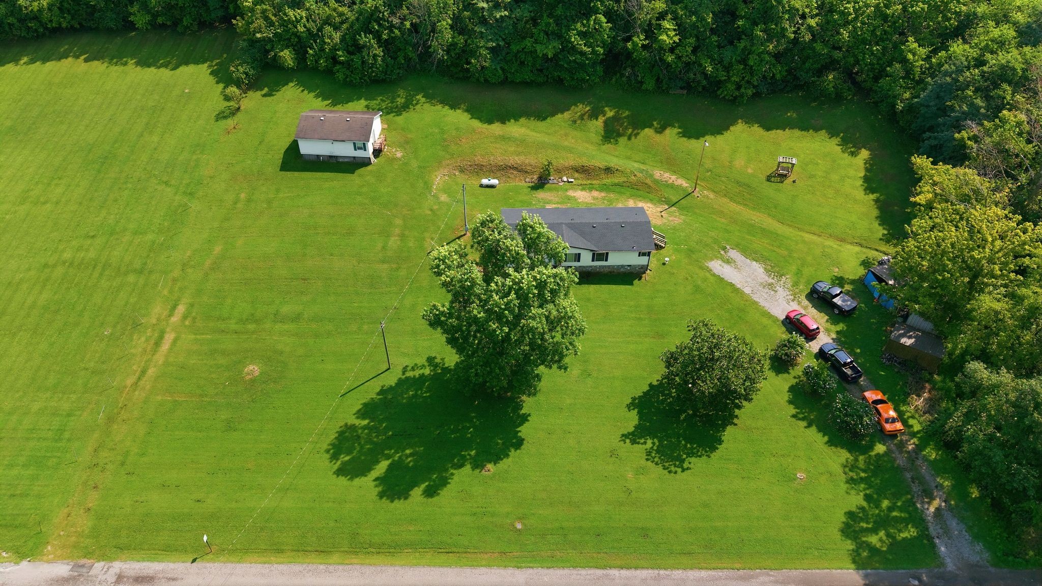1305 Wolf Hill Rd, Bethpage, TN 37022