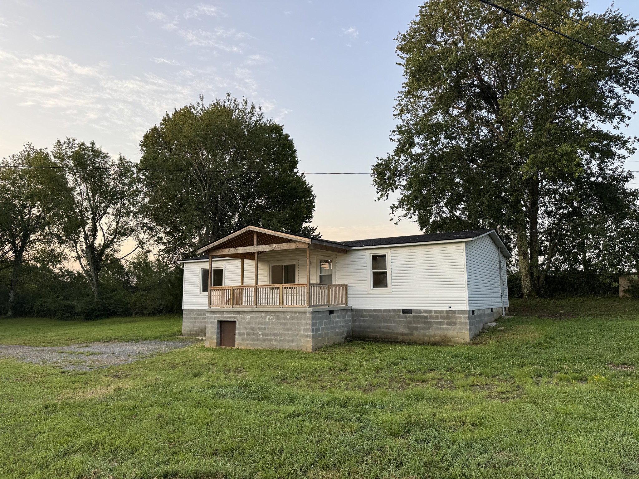 1110 Twin Creek Rd, Charlotte, TN 37036