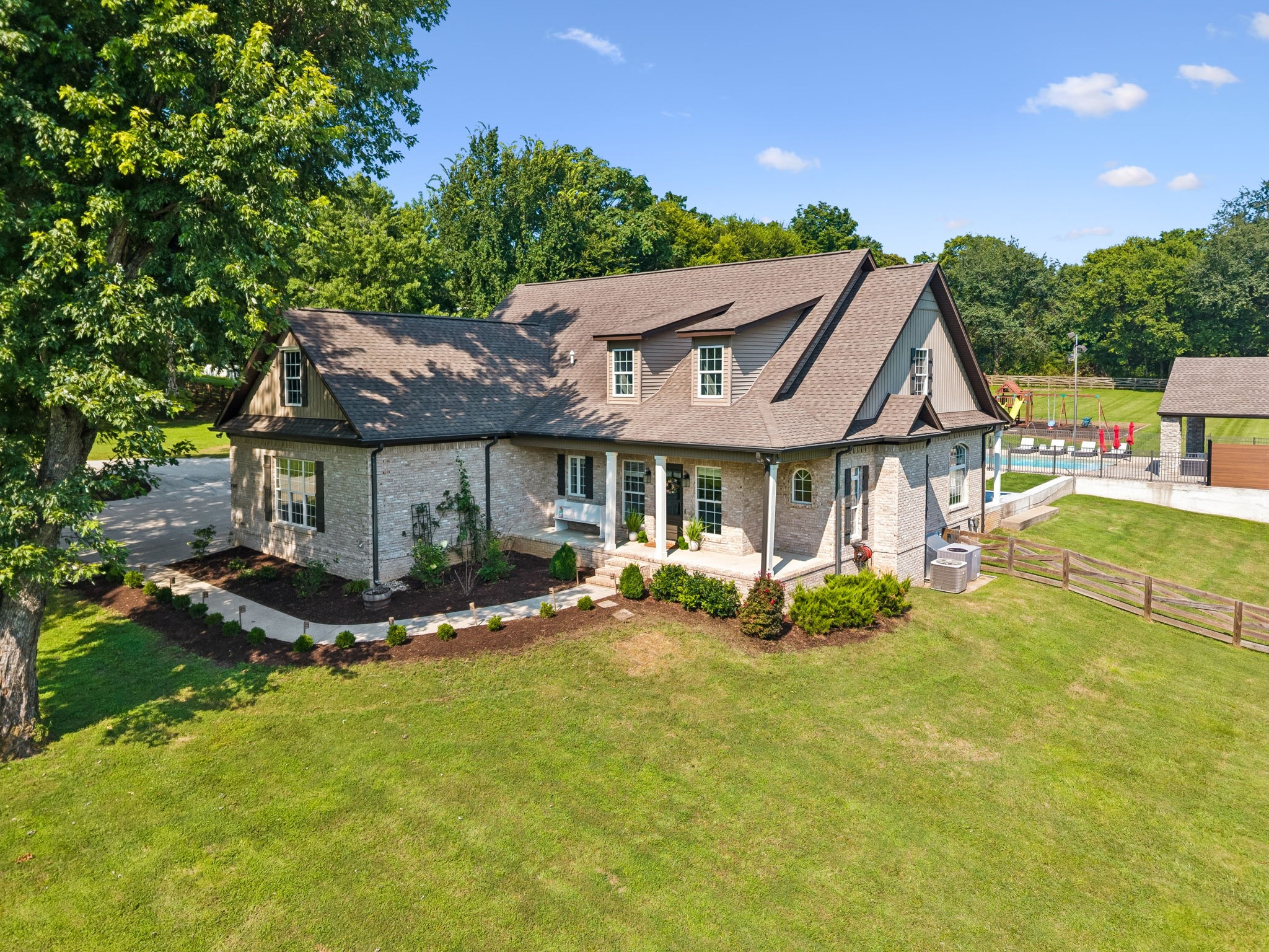 4009 Erwin Rd, Columbia, TN 38401