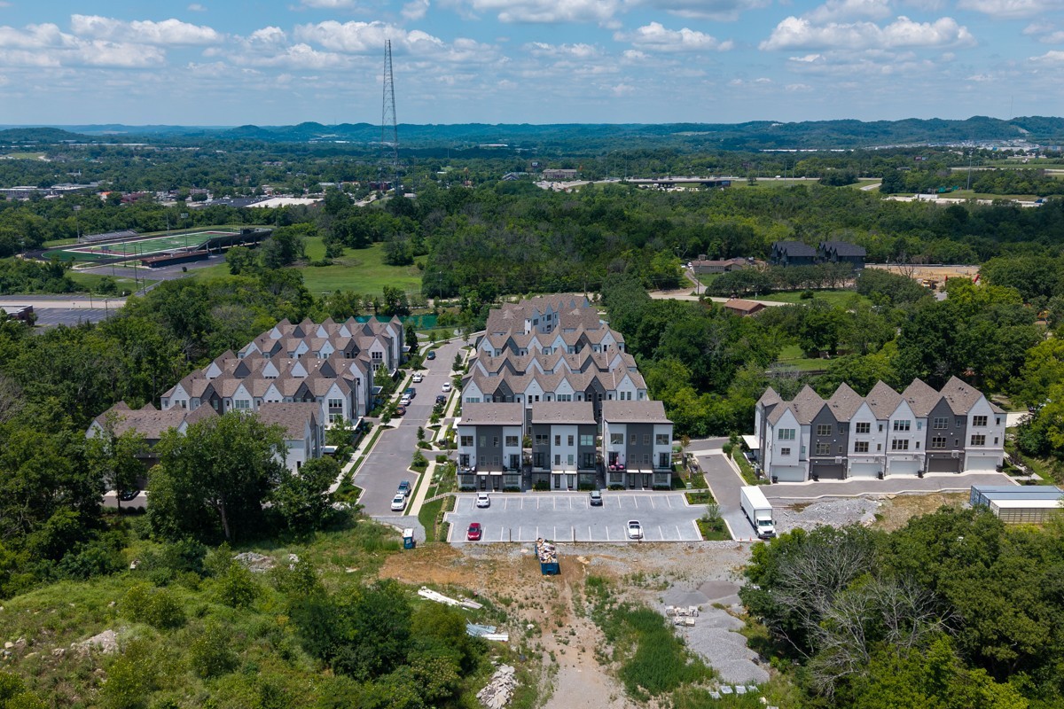 323 East Village Ln, Nashville, TN 37216