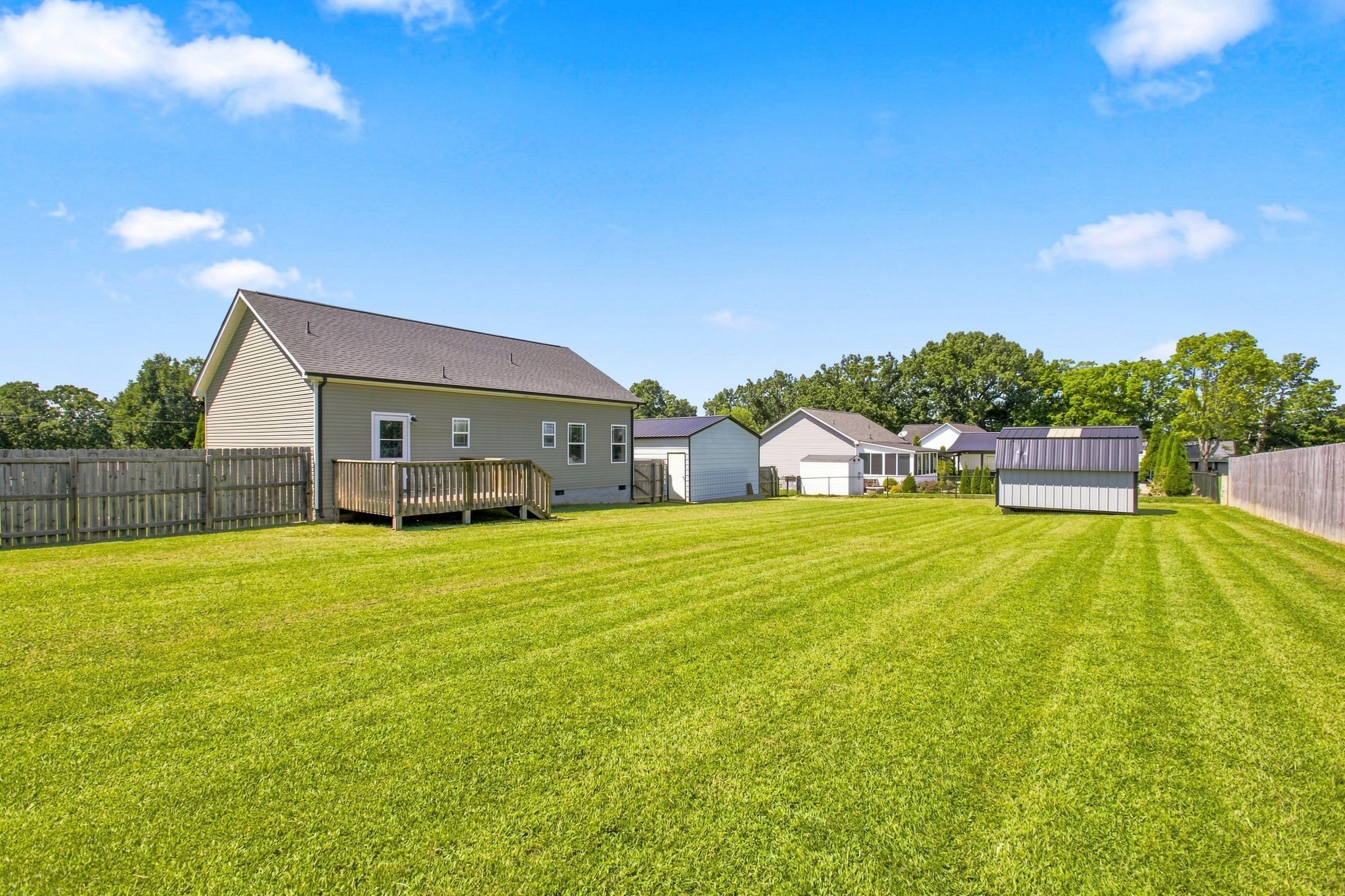1204 Redden Ln, Burns, TN 37029