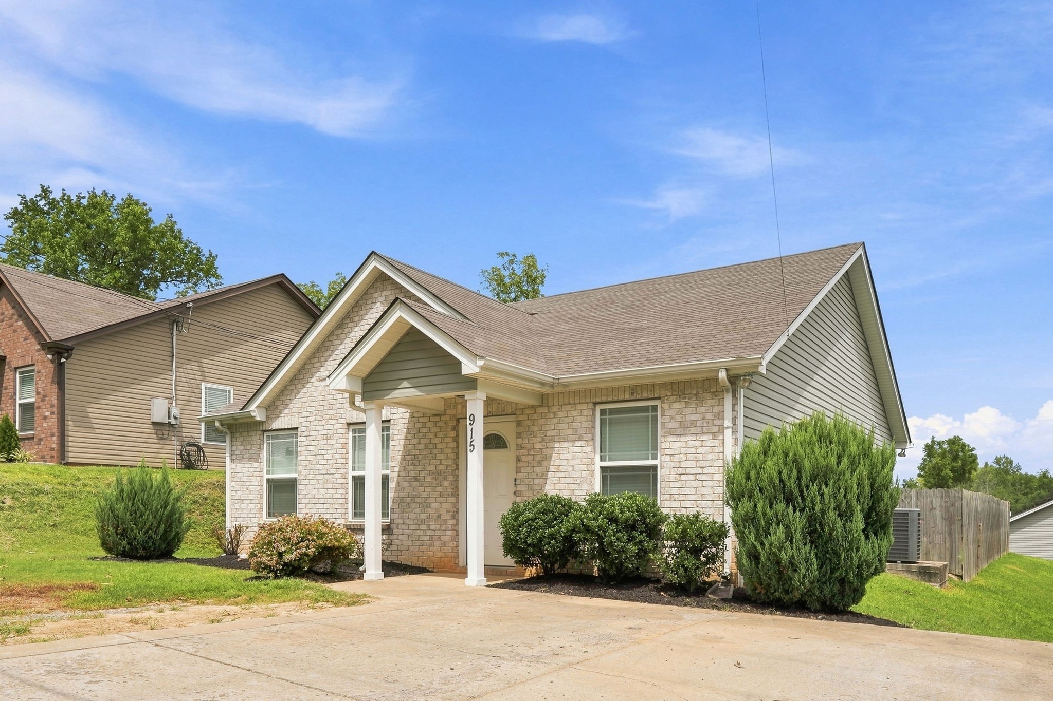 915 17th Ave E, Springfield, TN 37172